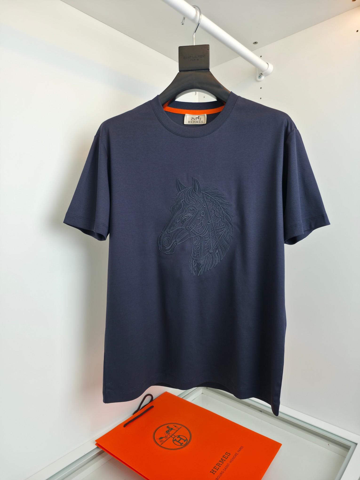 NO:776446,The highest version on the market, the girl inspects the goods, trims the three marks on the threads, and delivers the goods. You can send pictures and take videos. If you want quality or service, please add me on WeChat. We will not accept urgent orders. Herm*s Love Horse* 2026 New Year of the Horse New Round Neck T-shirt, 80 Count Mercerized T-shirt Short Sleeves, Heidelberg High-end Horsehead Embroidery Design Pattern, High Definition!  Thick plate three-dimensional!  The upper body of the liquid ammonia fabric is comfortable and smooth. The pure cotton combing and compact spinning process make the fabric smooth and compact, giving the overall fabric a high-end feel. Professionally provided by big brands, the quality is absolutely guaranteed. The overall high breathability and softness are more prominent, and the full cotton texture causes extreme comfort. This T-shirt is very suitable for hot summers, low-key yet fashionable, and has high washability. The workmanship of the entire piece of clothing perfectly reflects the brand's design concept and sophisticated production technology. [Color] White Navy Blue  Gray [size] M-3XL, Hermes-clothing, hermes, hermes, T-shirt, tees, t-shirt,19860909市面最高版本小妹验货、修剪线头上三标、发货可发图及拍视频,要品质要服务的加我微信,不接急单. Herm*s爱马*2026马年新款圆领T恤,80支丝光T恤短袖,海德堡高端马头刺绣设计图案,清晰度高！厚板立体！液氨面料上身舒适爽滑,纯棉精梳加上紧密纺纱工艺又使面料光滑紧密得到整体面料的高级感,大牌专业提供,质量绝对保证.整体高透气和柔软性的质感更加凸显,饱满的棉质感引起极度舒适.这件T恤非常适合炎炎夏日,低调而不失时尚感,耐洗性能高.整件衣服的做工完美体现出品牌的设计理念和精良的制作工艺.【颜色】白色 藏蓝 灰色【尺码】M-3XL,爱马仕-服装,hermes,hermes,T-shirt,tees，t-shirt,,Women's clothing