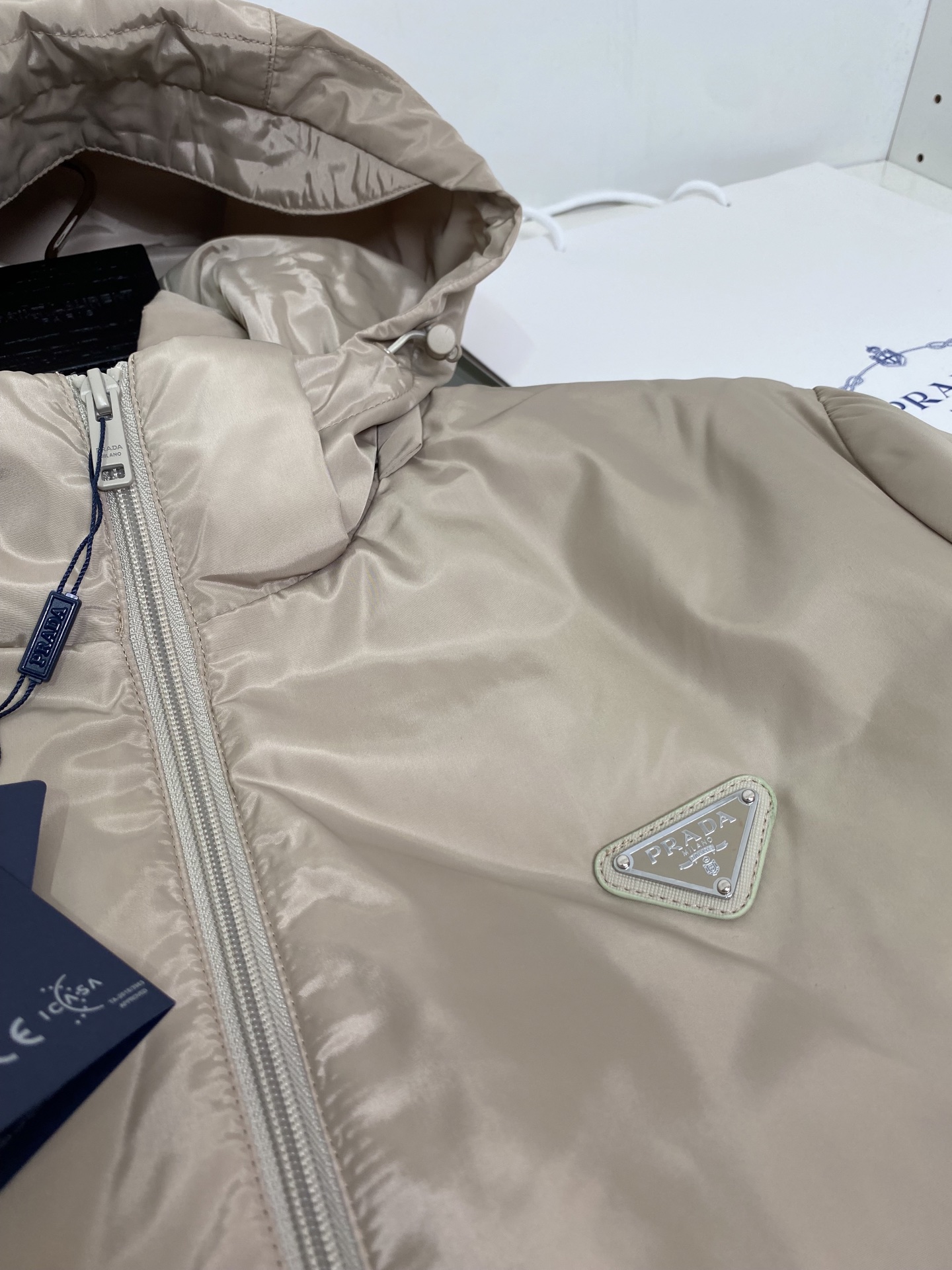 PRAD*2026秋冬保暖舒适连帽款夹克加棉外套,客供复合三层面料,内里添加科技棉材质,比常规棉服更具保暖性,经典连帽款 PRAD*2026秋冬保暖舒适连帽款夹克加棉外套,客供复合三层面料,内里添加科技棉材质,比常规棉服更具保暖性,经典连帽款