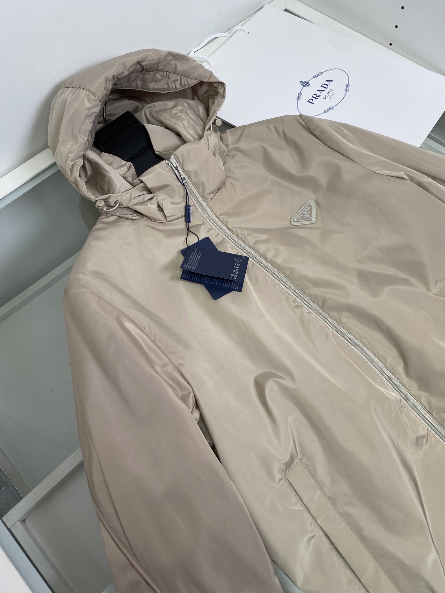 PRAD*2026秋冬保暖舒适连帽款夹克加棉外套,客供复合三层面料,内里添加科技棉材质,比常规棉服更具保暖性,经典连帽款 PRAD*2026秋冬保暖舒适连帽款夹克加棉外套,客供复合三层面料,内里添加科技棉材质,比常规棉服更具保暖性,经典连帽款