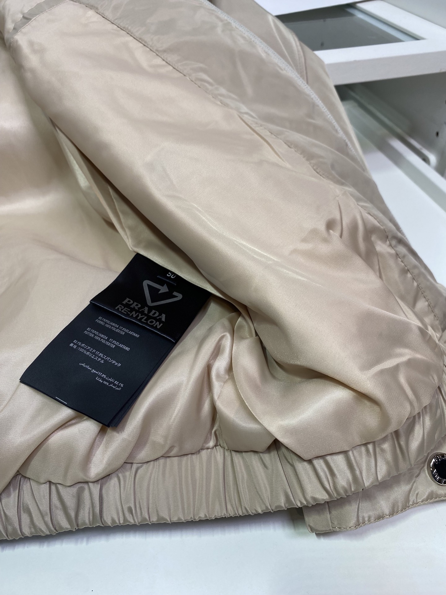 PRAD*2026秋冬保暖舒适连帽款夹克加棉外套,客供复合三层面料,内里添加科技棉材质,比常规棉服更具保暖性,经典连帽款 PRAD*2026秋冬保暖舒适连帽款夹克加棉外套,客供复合三层面料,内里添加科技棉材质,比常规棉服更具保暖性,经典连帽款