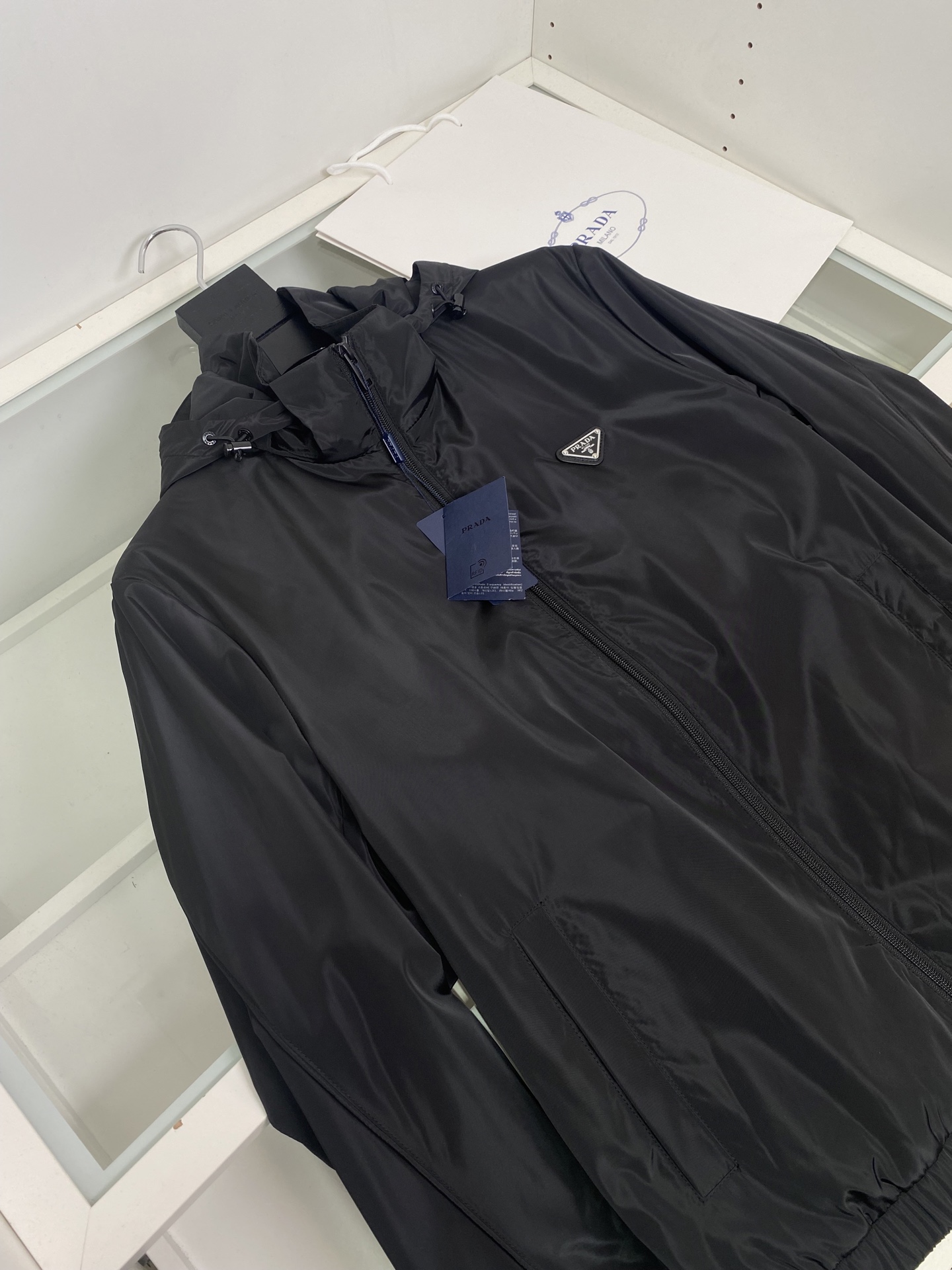 PRAD*2026秋冬保暖舒适连帽款夹克加棉外套,客供复合三层面料,内里添加科技棉材质,比常规棉服更具保暖性,经典连帽款 PRAD*2026秋冬保暖舒适连帽款夹克加棉外套,客供复合三层面料,内里添加科技棉材质,比常规棉服更具保暖性,经典连帽款
