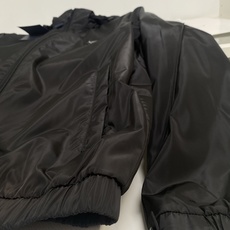 PRAD*2026秋冬保暖舒适连帽款夹克加棉外套,客供复合三层面料,内里添加科技棉材质,比常规棉服更具保暖性,经典连帽款 PRAD*2026秋冬保暖舒适连帽款夹克加棉外套,客供复合三层面料,内里添加科技棉材质,比常规棉服更具保暖性,经典连帽款