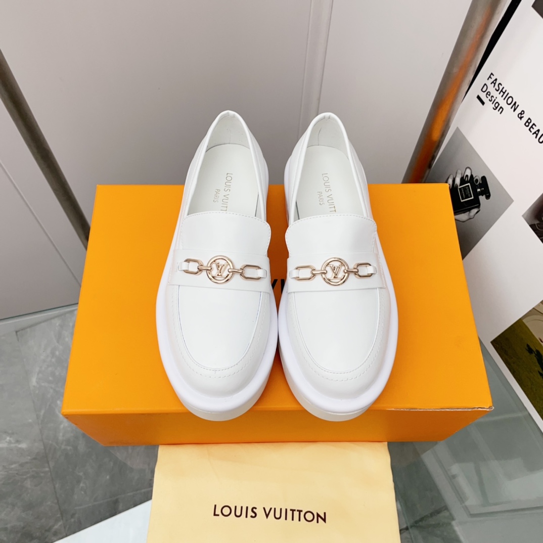 NO:231318,Louis Vuitton Spring and Summer LV Louis Vuitton New Retro Thick-soled Shoes Series Loafers are cute and age-reducing. They are not afraid of making their legs look short. They look thin and straight after wearing them. They are super recommended!  Simple and easy to match makes your legs look long!  Full texture, clear texture, shiny upper imported cowhide, outsole foamed outsole size 35-39 (40.41.42 custom-made, no return or replacement,), louis vuitton, louis vuitton, louis vuitton, louis vuitton, loafers, cowhide19860909代购级Louis Vuitton 春夏LV 路易威登新款复古厚底鞋系列 乐福鞋 可爱十足非常减龄,完全不害怕显腿短,穿上后显得腿又瘦又直,超级推荐！ 简约好搭超显腿长！质感满满,纹理清晰,有光泽 鞋面进口牛皮 大底发泡大底 码数35-39(40.41.42定制不退不换,）,乐福鞋,louis vuitton,louis vuitton,louis vuitton,loafers,cowhide,Women's Shoes