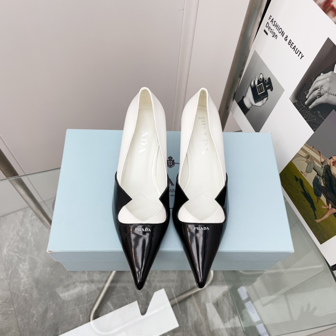 NO:231323,Purchase quality PRADA Spring and Summer new original replica, strength is coming!  ———————————————————— The same sandals as popular superstar Jin Chen, fashionable and versatile nice items, Italian counter purchasing original shoes, 1 to 1 replica of the original flavor. This year's theme is not defined through simplicity and simplicity, from thick-soled sneakers to serrated short boots to cat heels, exuding momentum everywhere... The combination of gentleness and handsomeness is the finishing touch of a little woman. The top-quality high mercerized silk fabric and top-level open-edge beaded cowhide with the original 3D printed embroidery logo... The triangle mark feels the same as the original, and the mixed-bred sheepskin is breathable and comfortable inside, ads midsole. Heel height is 4.5cm. On sale Size: 35-39 (40 customized) Original large box packaging accessories. Two styles   two fabrics, independently made.  Official colors can be made”, high heels, prada, prada, sandals, boots, high heels, sneakers, cowhide, sheepskin, real silk19860909代购品质 PRADA 普拉达春夏新款原版复刻 实力来袭！———————————————— 当红巨星金晨同款凉鞋,时髦百搭nice单品,意大利专柜代购原版鞋开发,1比1照足原味复刻.今年的主题就是不被定义 通过简单简洁体现质感从厚底运动鞋到锯齿短靴再到的猫跟鞋 处处都流露着必爆气势…集温柔和帅气为一身 猫跟鞋就是小女人的点睛之笔 上等高丝光真丝面料和顶级开边珠牛皮搭配原版3D打印色刺绣logo…三角标触感凹凸感和原版一致,混种羊皮内里透气舒适 ads中底 . 跟高4.5cm. 现货发售 Size: 35-39（40订做） 原版大盒包装配件. 两种款式 两种面料,独立制作. 官方所有颜色均可制作”,高跟鞋单鞋,prada,prada,sandals,boots,high heels,sneakers,cowhide,sheepskin,real silk,Women's Shoes