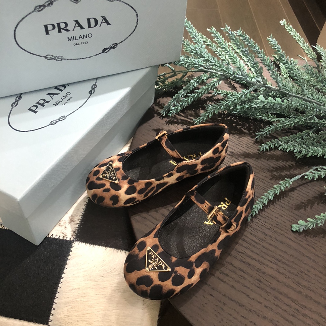 Stylish Ballet Flats with Metallic Triangle Detail for Girls at $319. - 图片 2