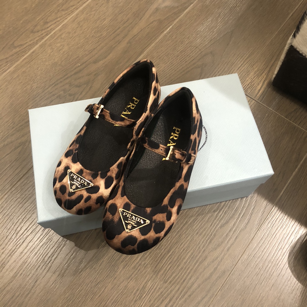 Stylish Ballet Flats with Metallic Triangle Detail for Girls at $319. - 图片 8