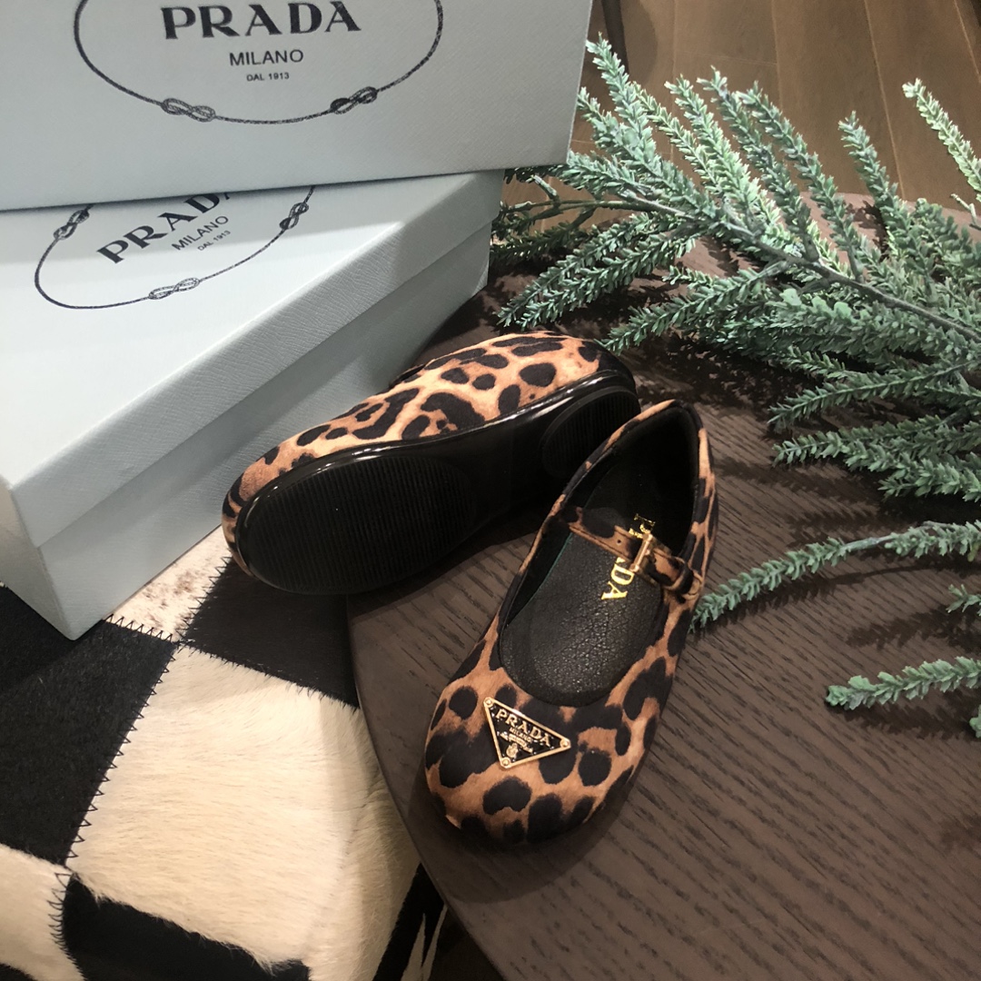Stylish Ballet Flats with Metallic Triangle Detail for Girls at $319. - 图片 3