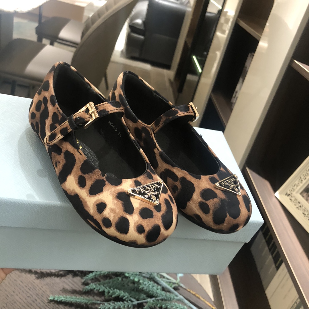 Stylish Ballet Flats with Metallic Triangle Detail for Girls at $319. - 图片 7