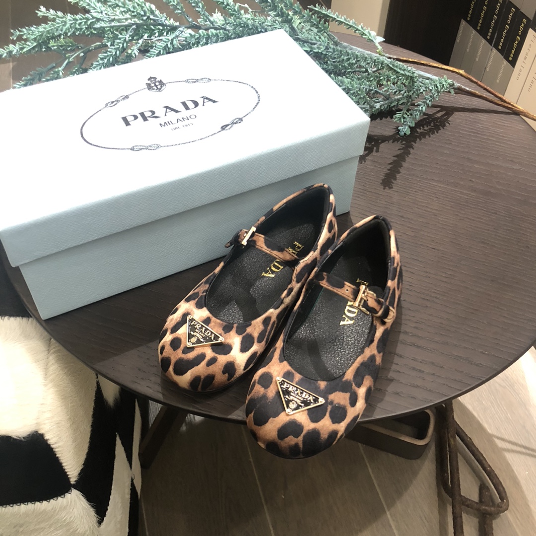 Stylish Ballet Flats with Metallic Triangle Detail for Girls at $319. - 图片 5