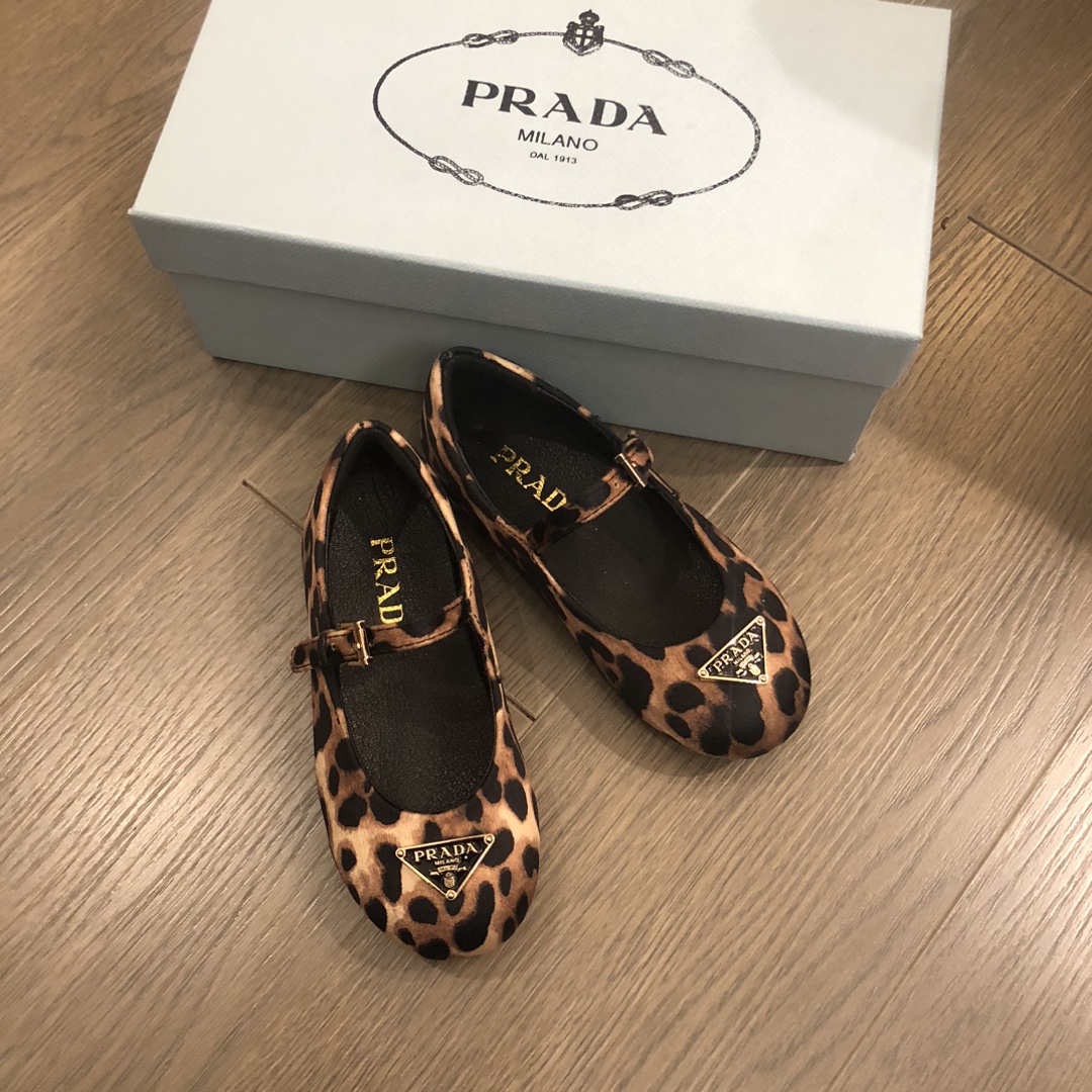 Stylish Ballet Flats with Metallic Triangle Detail for Girls at $319. - 图片 9