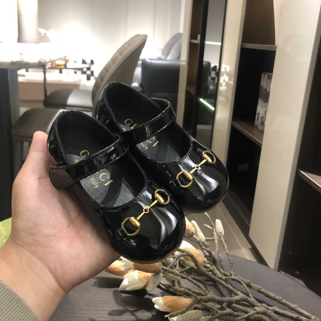 NO:209573,New product exclusively available 25 years Early spring new model GUCC* children's BB shoes Rubber band design (no need to be carried) Leather custom-made classic plaid baby must-have items Suitable for children aged 1-3 years old 12.5cm-15.cm. Size 20 21 22 23 24 25,BB shoes, gucci,19860909新品独家上市 25年 早春新款 GUCC*儿童BB鞋 橡皮筋设计（无须携带） 皮配定制经典格子小宝必备单品 适合1-3岁小朋友 内长12.5cm-15.cm. 码数 20 21 22 23 24 25,BB鞋,gucci,,Children's