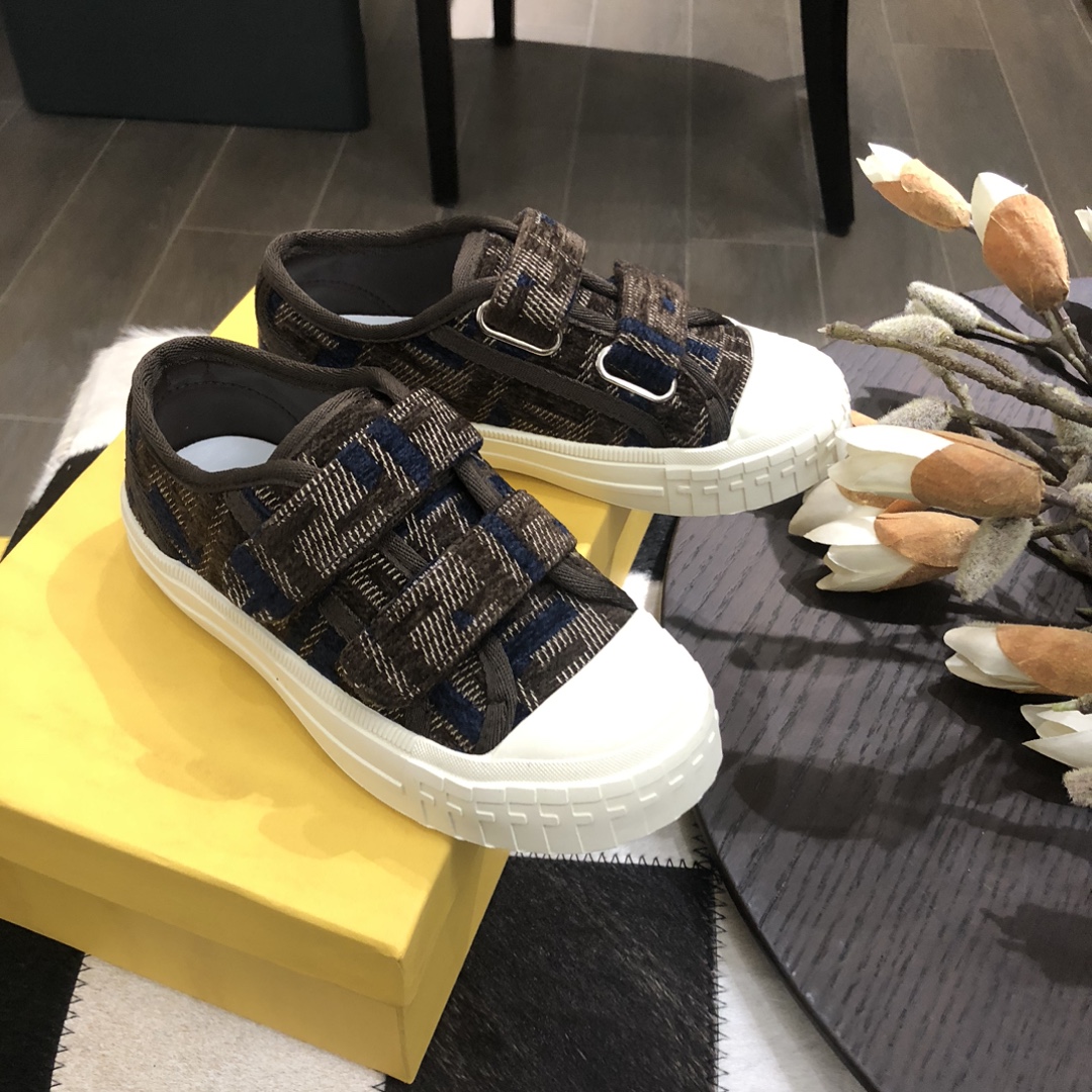 NO:210450,Spot Velcro version Spot instantly delivered higher version FENDIkinds uses selected double F fabrics. Exquisite workmanship!  Side zipper, parent-child style, classic and versatile, long-term stocking, main recommended model, very simple and atmospheric. Exclusive sale. Zhongda Children, 26 27 28 29 30 31 32 33 34 35, Fendi, fendi, fendi,19860909现货 魔术贴版本 现货秒发高版本 FENDIkinds 采用精选双F面料.做工精致！侧面拉链 亲子款 经典百搭 长期备货 主推款 非常简约大气.独家发售.中大童 码数26 27 28 29 30 31 32 33 34 35,芬迪,fendi,fendi,,Children's