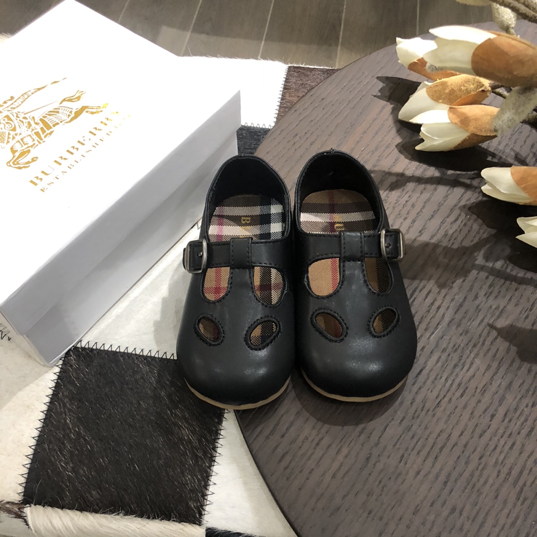 NO:210296,Size 20-25 (12.5cm-15.5cm) New Burberry Limited series ~ Girls' princess shoes Classic comprehensive printing logo crafts Super Q on the feet. Classic plaid black leather with plaid foot pads Super versatile First-single first release, BB shoes, burberry, burberry,19860909码数 20-25（12.5cm-15.5cm） 上新 Burberry 巴宝莉 限定系列～女童公主鞋 经典全面印花logo工艺 上脚超Q. 经典格子纹 黑色皮配格子垫脚 超百搭 首单首发,BB鞋,burberry,burberry,,Children's