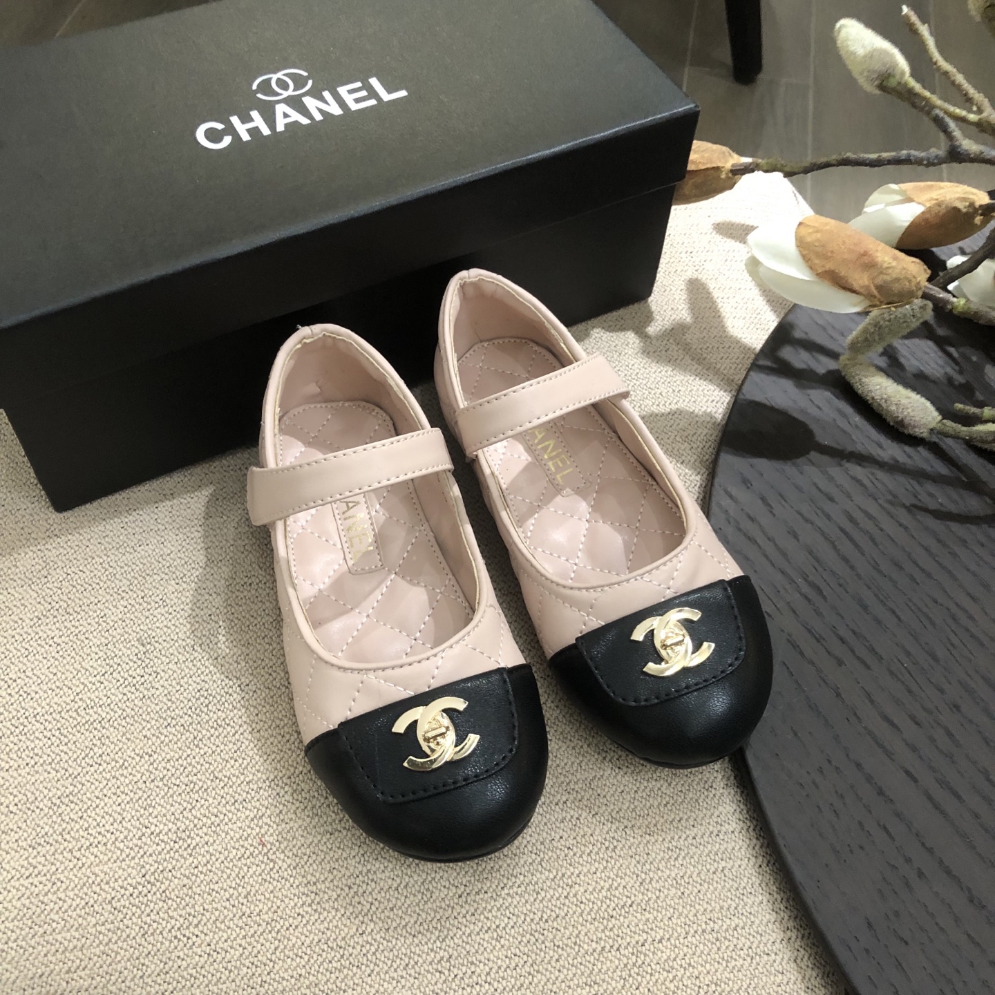 NO:210570,Opel 25s new Chane* diamond girl princess shoes. You can finally buy it. It’s easy to wear and versatile. The first choice for banquets. Embroidered diamond knot design is innocence. Black, white, pink. Number of 26 27 28 29 30 31 32 33 34 35, Chanel, chanel, chanel,19860909Opel 25s新款Chane* 菱格女童公主鞋 终于可以入手了 好穿百搭 宴会首选 刺绣菱格结设计 可不失童真 黑色 白色 粉色 码数26 27 28 29 30 31 32 33 34 35,香奈儿,chanel,chanel,,Children's