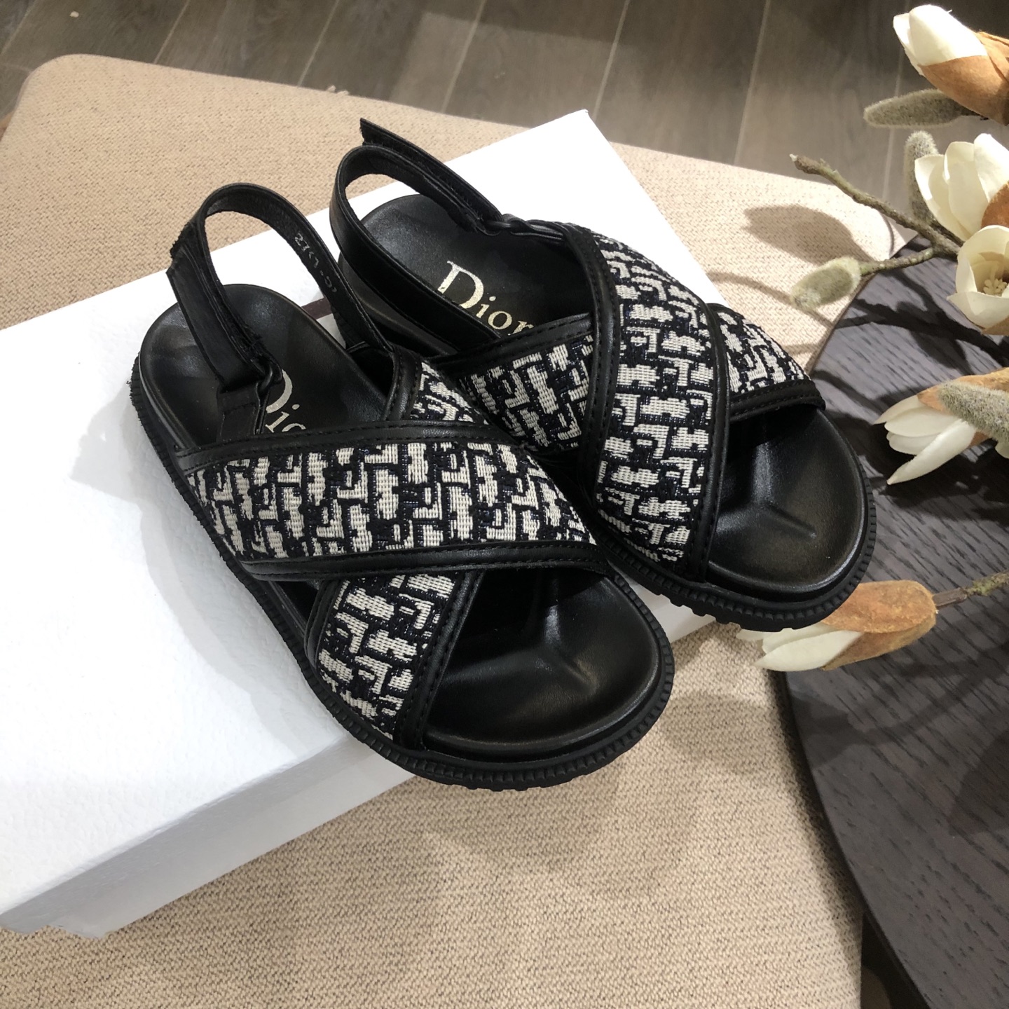 NO:211234,Dior summer retro children's sandals same as boys and girls fabric. Dior special imported material outsole: lightweight, non-slip and wear-resistant. Magic buckle heel is convenient for children to wear. Standard size 26 27 28 29 30 31 32 33 34 35, slippers, sandals, dior, dior, sandals, slippers,19860909Dior 夏季复古儿童凉鞋 男女童同款 面料.迪奥专用进口材料大底:成型轻便防滑且耐磨.魔术搭扣跟方便小孩自穿.标准码数26 27 28 29 30 31 32 33 34 35,拖鞋，凉鞋,dior,dior,sandals,slippers,,Children's