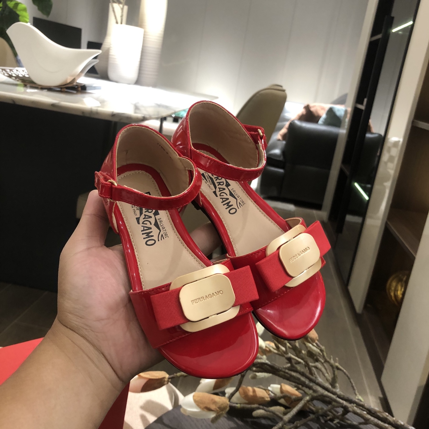 Top-selling Ferragamo Girl’s Shoes: 2025 Summer Collection for Young Princesses. - 图片 8