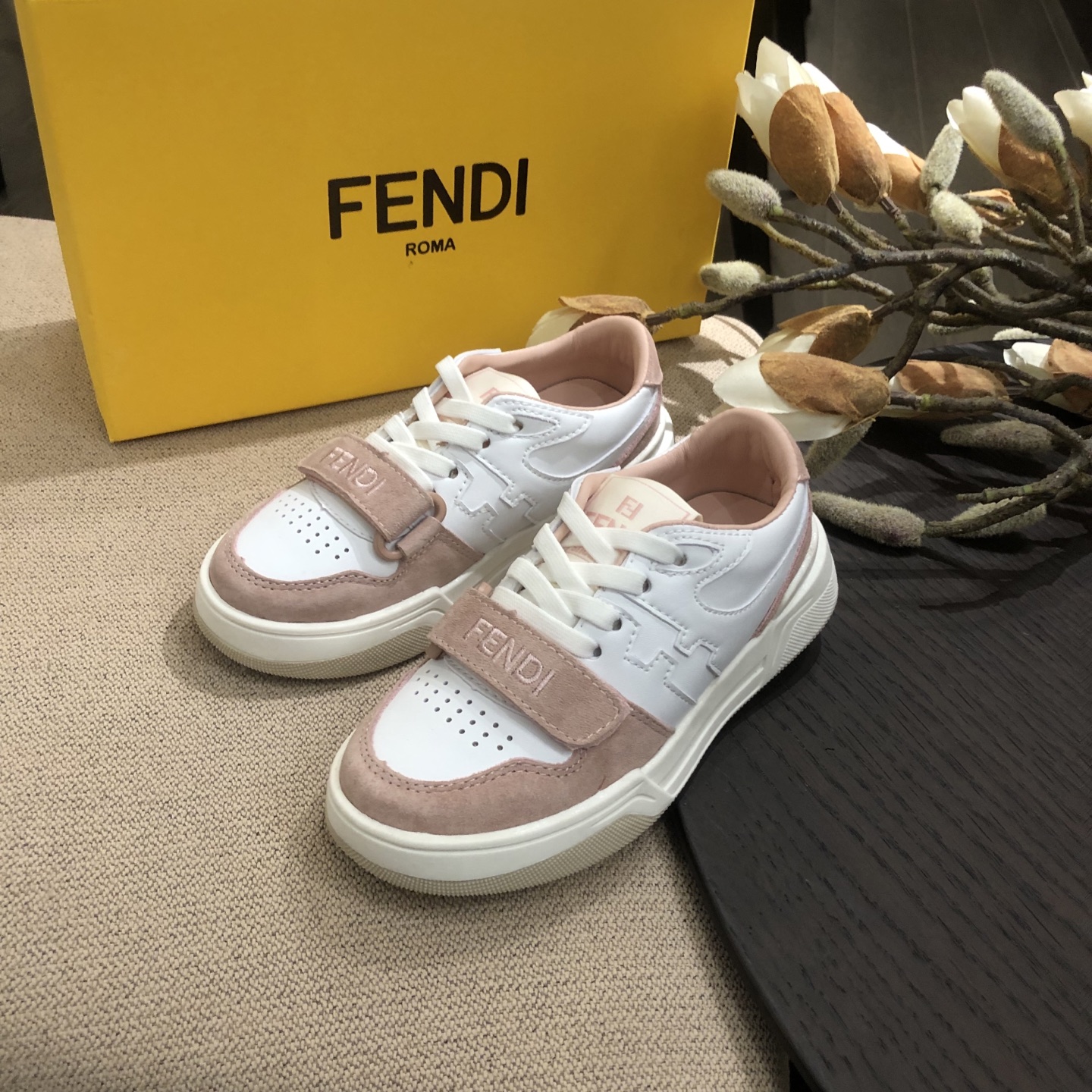 NO:211190,FendiBady Children's Fendi New FF retro design, super beautiful and versatile, with upper splicing combination, double F logo with raised sides, inner adoption, super soft inside, comfortable and versatile, cute, three-color trendy people must have, rubber shoelaces, easy to put on and take off, size 26 27 28 29 30 31 32 33 34 35, Fendi, fendi, fendi,19860909FendiBady儿童芬迪新款 FF复古的设计 超好看百搭,鞋面拼接组合,侧面凸起的双F logo内里采用 里上脚超级柔软 舒适百搭可爱 三色潮人必备 橡筋鞋带 方便穿脱 码数26 27 28 29 30 31 32 33 34 35,芬迪,fendi,fendi,,Children's