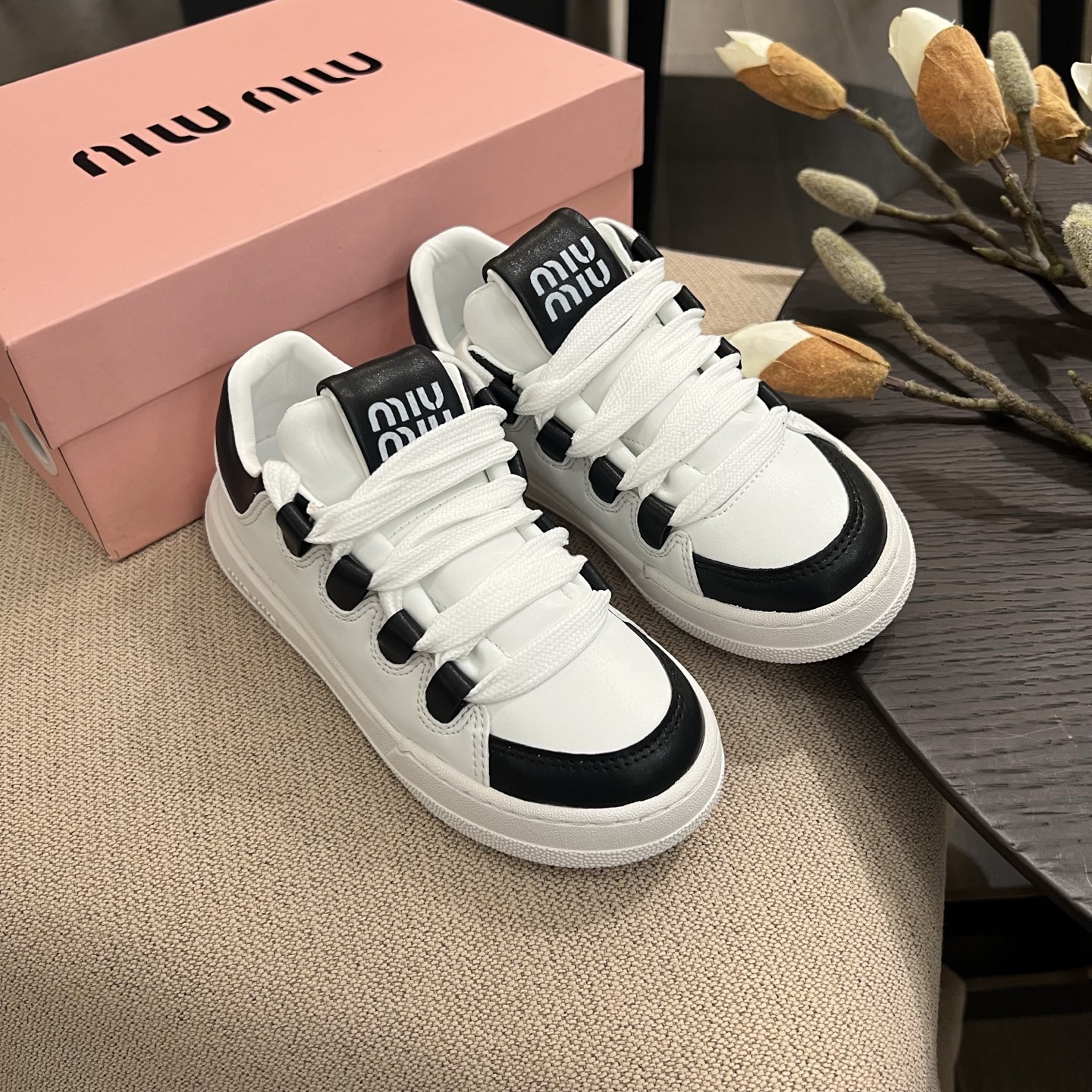NO:211083,Miumiu Children's Edition Miumiu2025vs Spring and Summer New Casual Small Dirty Shoes Series... The counter focuses on the latest models, casual white shoes, hard products, new casual shoes, thick-soled white shoes!! Simple grating design, girly flavor, casual matching, long skirts, shorts, casual series can all be worn in a unique style, Size26 27 28 29 30 31 32 33 34 35, miumiu, miumiu, skirts, shorts,19860909缪缪儿童版 miumiu2025vs春夏新款休闲小脏鞋系列……专柜主打最新款 休闲小白鞋硬货 新款休闲鞋厚底小白鞋!!简约的格板设计, 少女味一足 随意搭配,长裙,短裙,短裤,休闲系列都能穿出与众不同的风格, Size26 27 28 29 30 31 32 33 34 35,miumiu,miumiu,skirts,shorts,,Children's