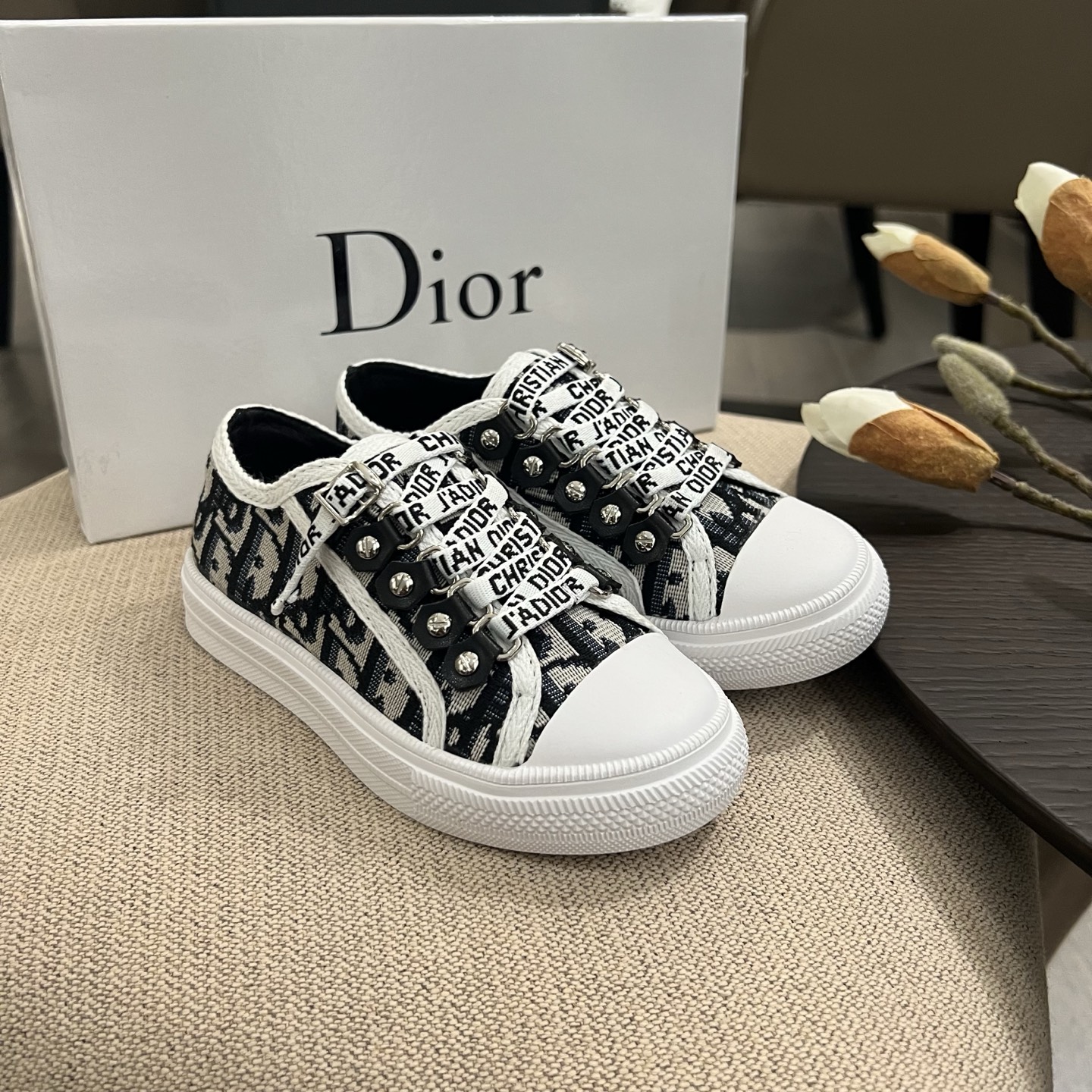 NO:211098,Dior low version of Dior children's shoes, original canvas, rubber sole is softer, super strong LOGO shoelace matching. (buckle style, no need for shoelaces) Super texture, fan-shaped toe design is more suitable for baby's foot shape, original packaging High-end high-end gray Large stock Size 26 27 28 29 30 31 32 33 34 35, Dior, dior, dior,19860909Dior低版迪奥童鞋,原版帆布 橡胶鞋底更柔软,超强LOGO鞋带搭配.（搭扣款 无须鞋带） 超质感,扇形鞋头设计更适合宝宝脚型,原厂包装 高大上 高级灰 大量现货 码数26 27 28 29 30 31 32 33 34 35,迪奥,dior,dior,,Children's