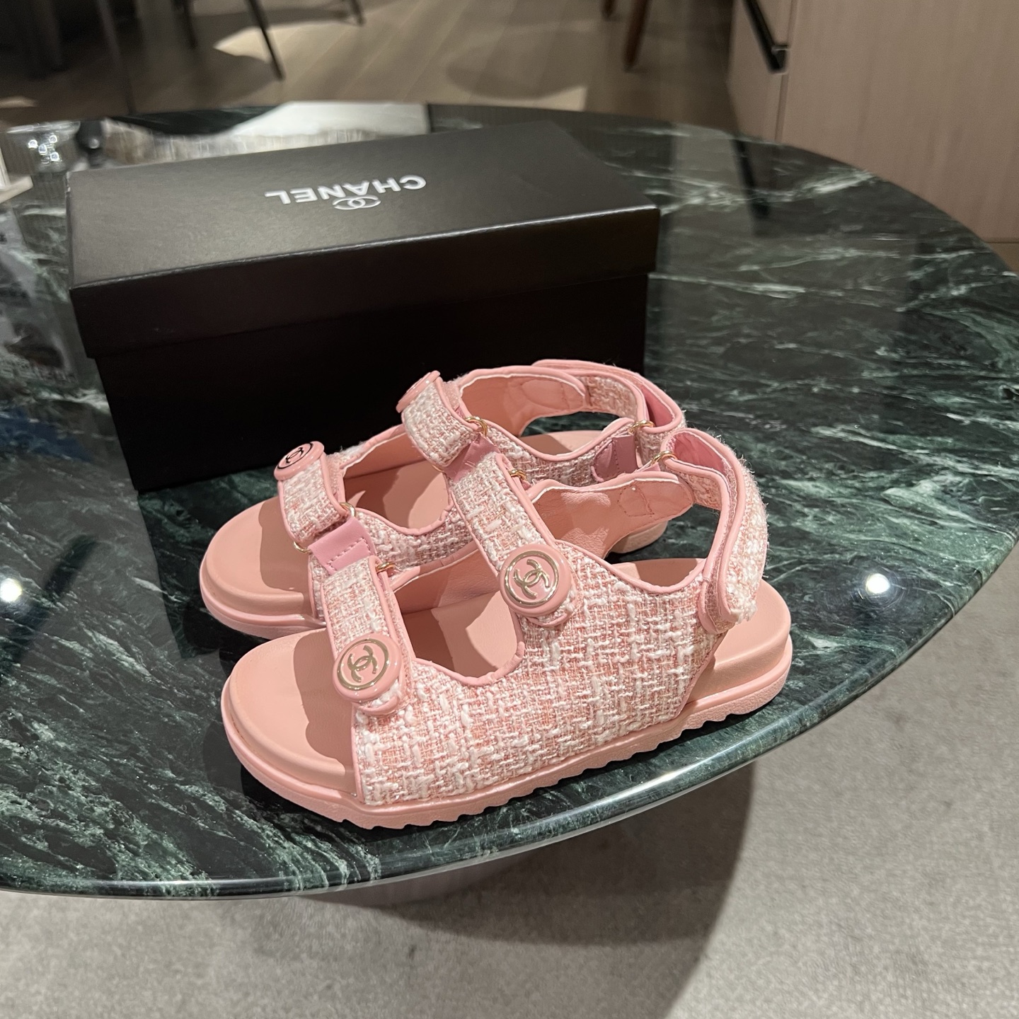 NO:212049,On sale in stock 25SS Chanel's must-have girls' sandals and princess shoes with diamonds SIZE26-35 sizes. Once you get it, you'll be fascinated. If you have a daughter, please buy a pair. Put on a princess dress and pair it with a small fragrance. Your baby is the focus of the whole show. The details are very good, and the glue is also very good, especially the embellishment of hand-made diamonds is more beautiful. Slippers, sandals, chanel, sandals, slippers, skirts,19860909现货发售 25SS 香奈儿同款带钻必备女童凉鞋公主鞋 SIZE26-35码 一拿到手就被迷得不要不要的,如果你有女儿请一定入一双,穿上公主裙,配上小香,整场你家宝贝就是焦点 细节很不错,胶水处理的也很好,特别是手工钻的点缀更美啦,拖鞋，凉鞋,chanel,sandals,slippers,skirts,,Children's