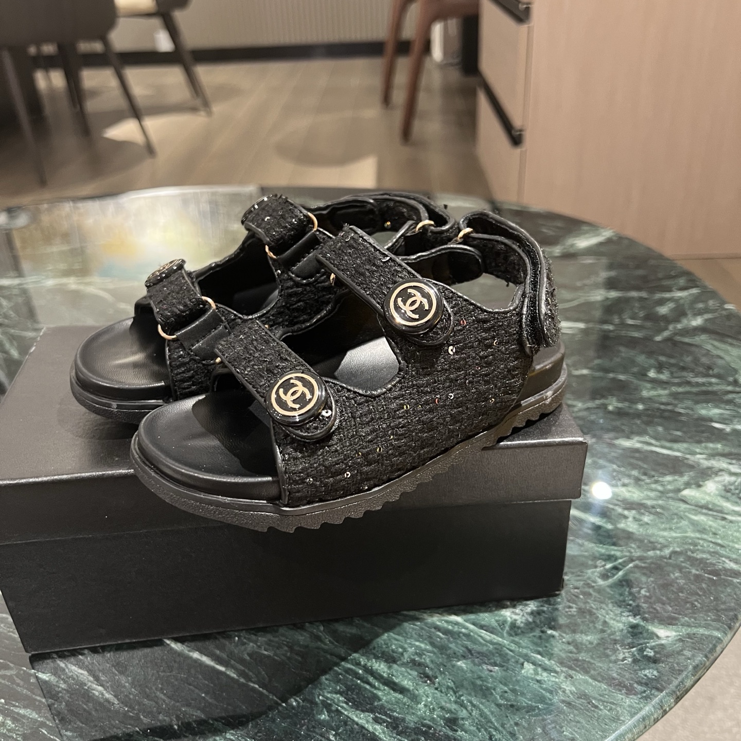 NO:212057,25SS Chanel's must-have girls' sandals and princess shoes with diamonds SIZE26-35 sizes. Once you get it, you will be fascinated. If you have a daughter, please buy a pair. Put on a princess dress and pair it with a small fragrance. Your baby is the focus of the whole show. The details are very good, and the glue is also very good, especially the embellishment of hand-made diamonds is more beautiful. Slippers, sandals, chanel, sandals, slippers, skirts,1986090925SS 香奈儿同款带钻必备女童凉鞋公主鞋 SIZE26-35码 一拿到手就被迷得不要不要的,如果你有女儿请一定入一双,穿上公主裙,配上小香,整场你家宝贝就是焦点 细节很不错,胶水处理的也很好,特别是手工钻的点缀更美啦,拖鞋，凉鞋,chanel,sandals,slippers,skirts,,Children's