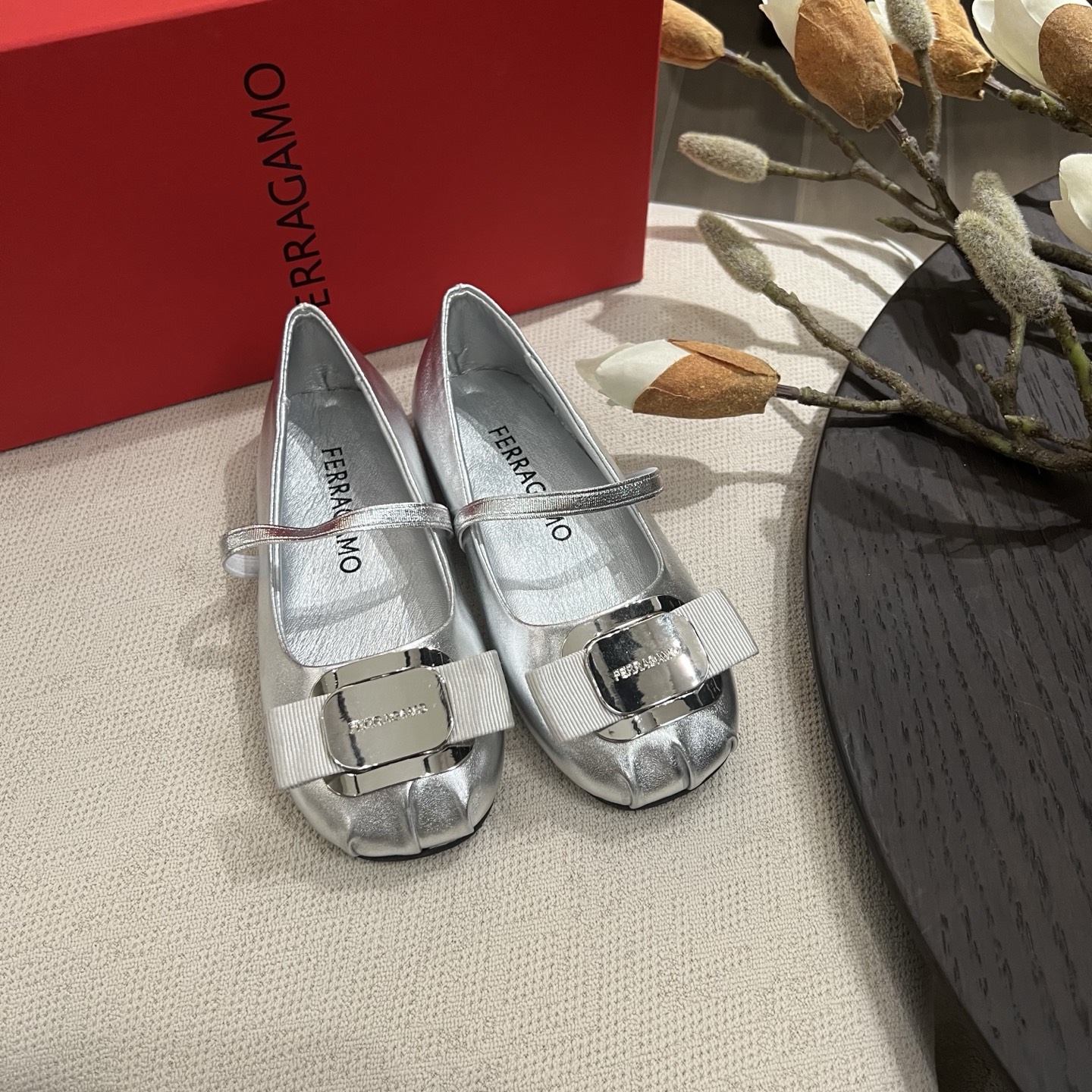 NO:211988,New product FERRAGAM* Girls 24/The ballet princess exposed in this issue of Spring and Autumn FAM is finally shipped. I believe every girl will be moved by it. Must have all seasons. Rubber is not easy to fall off. Rubber anti-slip bottom. Color Pink Silver. Black. Size:26 27 28 29 30 31 32 33 34 35. Internet celebrity niche brand, ferragamo,19860909新品 FERRAGAM*女童 24/春秋FAM今期高频曝光的芭蕾公主.儿童版本终于出货了 相信每个女孩都会为之心动 四季必备 橡筋不易脱落 橡胶防滑大底 颜色 粉色 银色 黑色 Size:26 27 28 29 30 31 32 33 34 35,网红小众品牌,ferragamo,,Children's