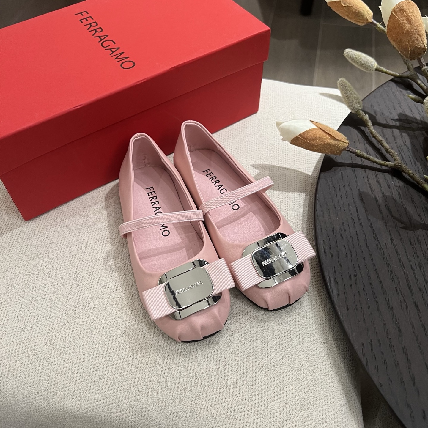 NO:211994,FERRAGAM*Girl 24/The ballet princess exposed in this issue of Spring and Autumn FAM is finally shipped. I believe every girl will be moved by it. Must have all seasons. Rubber is not easy to fall off. Rubber anti-slip bottom. Color Pink Silver. Black. Size:26 27 28 29 30 31 32 33 34 35. Internet celebrity niche brand, ferragamo,19860909FERRAGAM*女童 24/春秋FAM今期高频曝光的芭蕾公主.儿童版本终于出货了 相信每个女孩都会为之心动 四季必备 橡筋不易脱落 橡胶防滑大底 颜色 粉色 银色 黑色 Size:26 27 28 29 30 31 32 33 34 35,网红小众品牌,ferragamo,,Children's