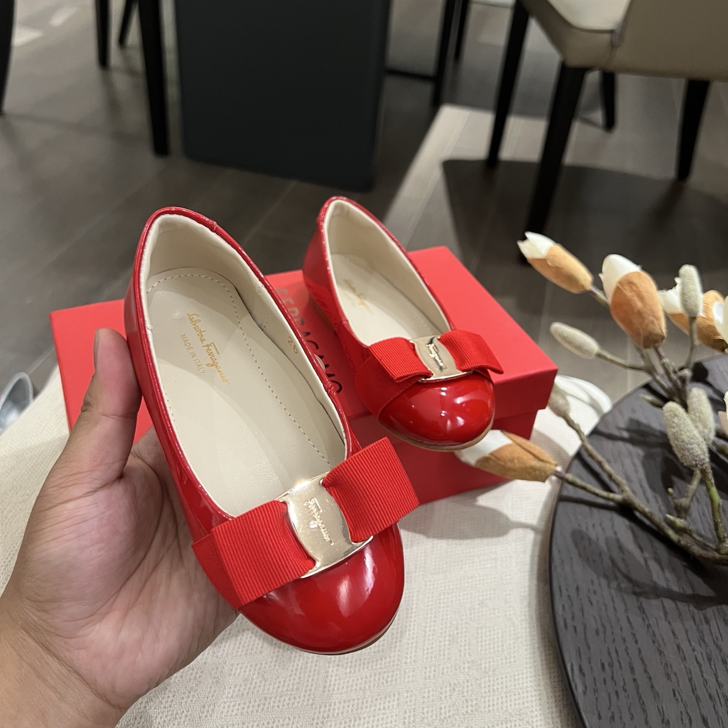 Feragamo Girl’s Shoes Drive Sales Volume 330 with Year-on-Year Growth. - 图片 7
