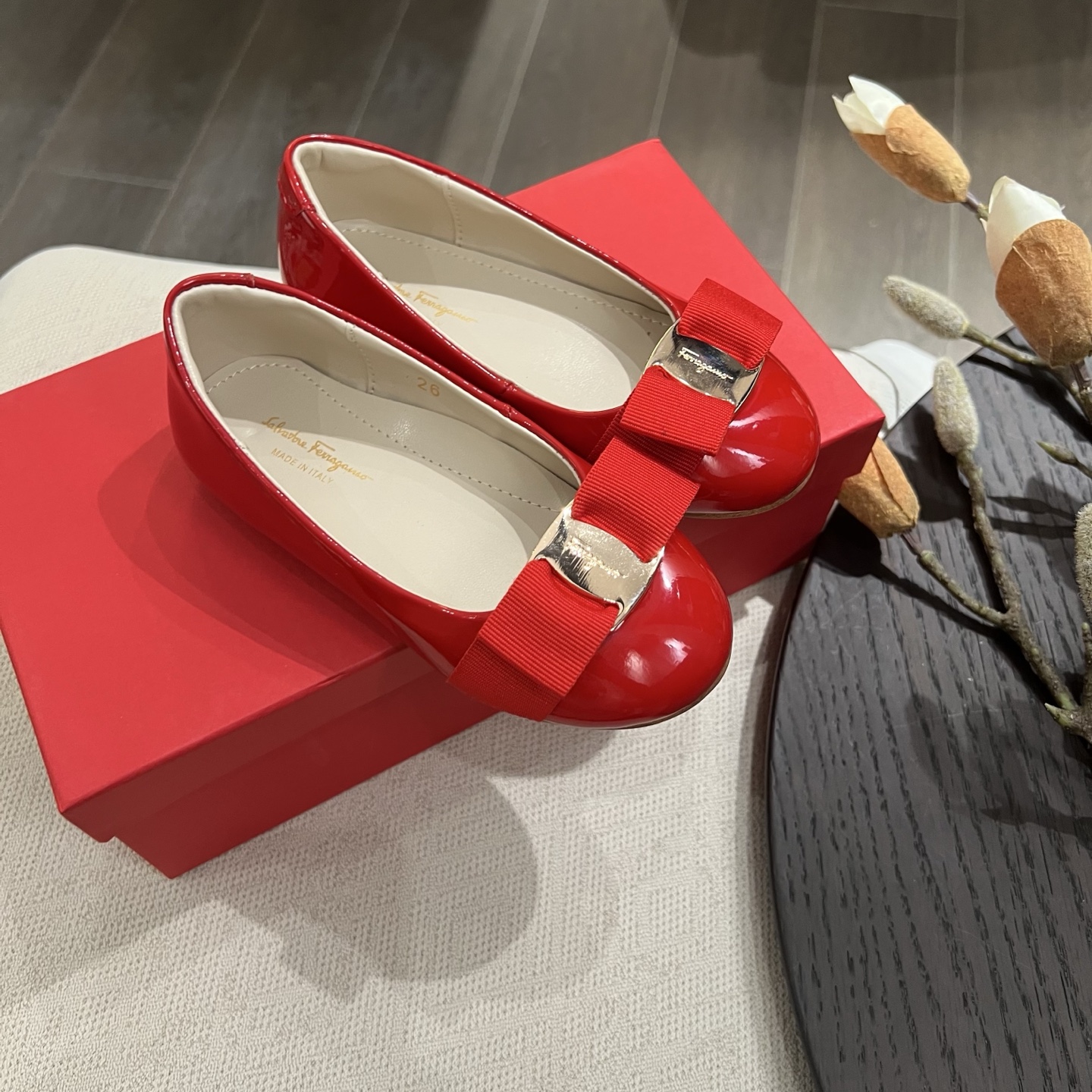 Feragamo Girl’s Shoes Drive Sales Volume 330 with Year-on-Year Growth. - 图片 4