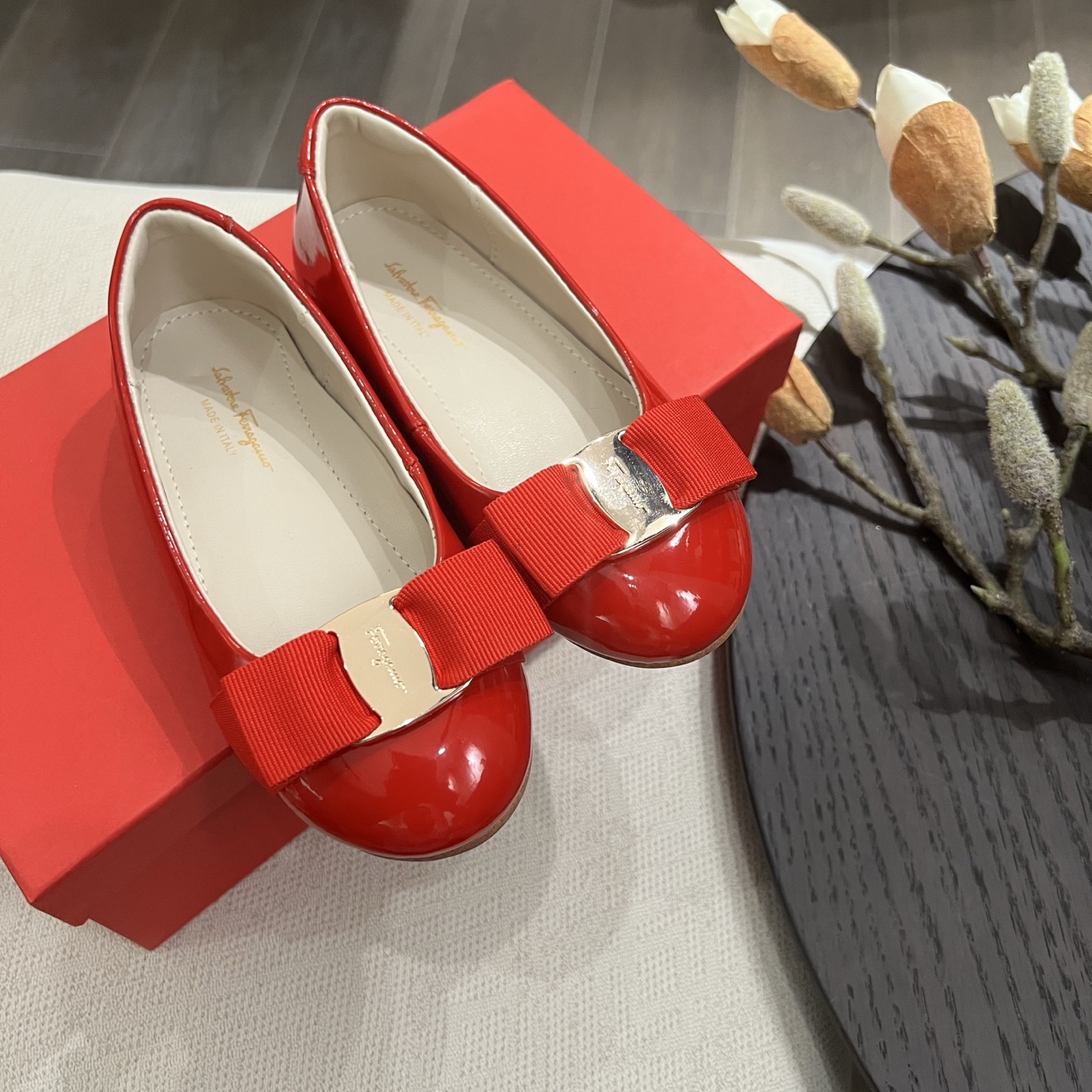 Feragamo Girl’s Shoes Drive Sales Volume 330 with Year-on-Year Growth. - 图片 1