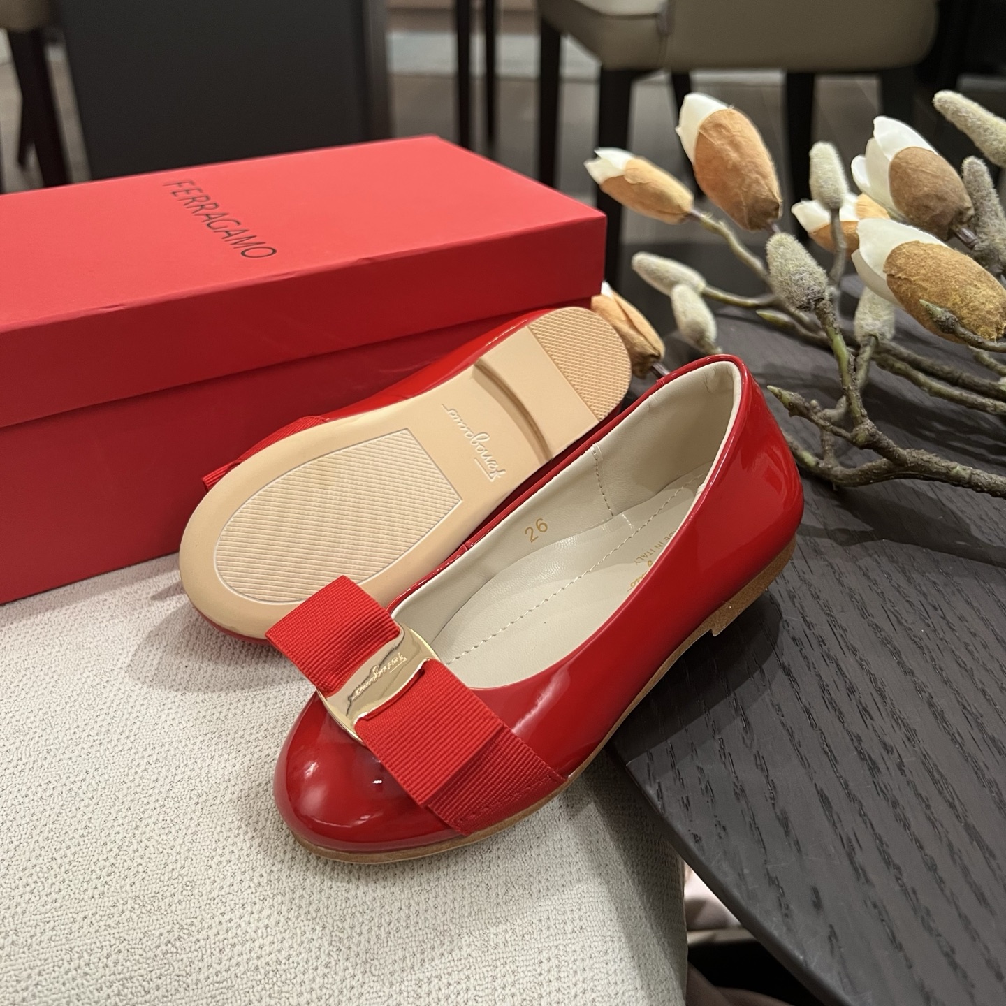 Feragamo Girl’s Shoes Drive Sales Volume 330 with Year-on-Year Growth. - 图片 5