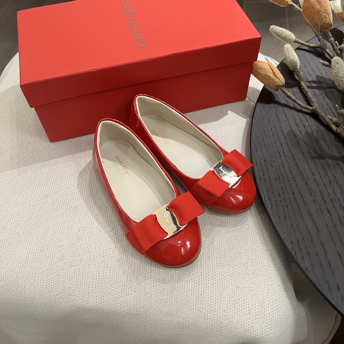 Feragamo Girl’s Shoes Drive Sales Volume 330 with Year-on-Year Growth. - 图片 3