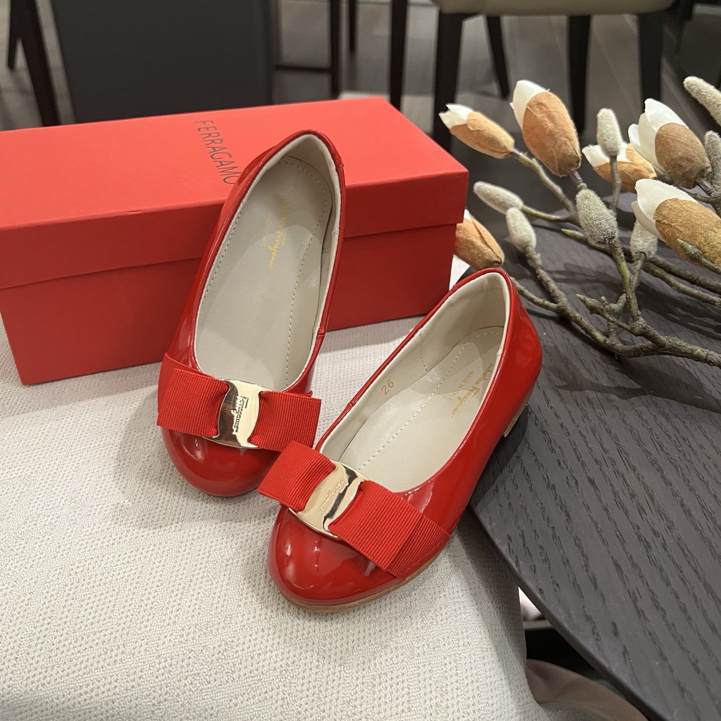 Feragamo Girl’s Shoes Drive Sales Volume 330 with Year-on-Year Growth. - 图片 2