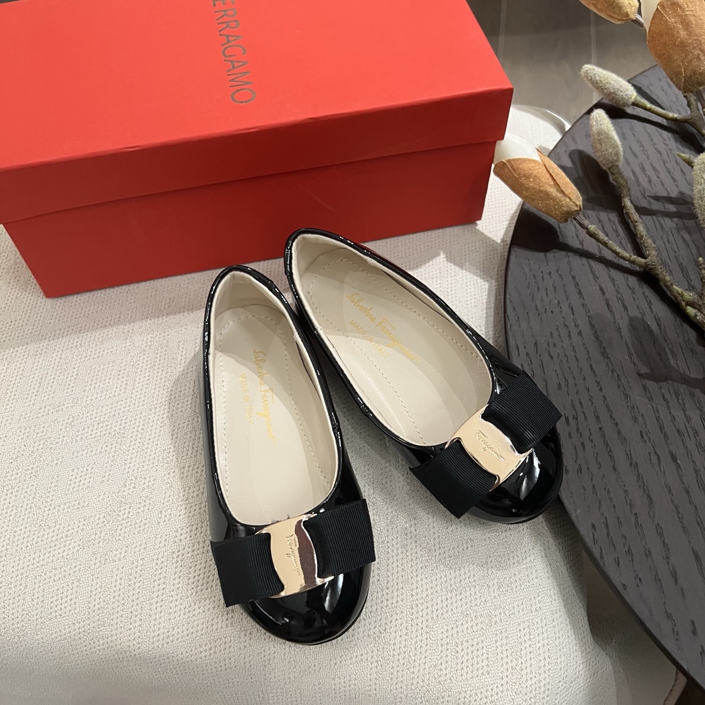 “Feragamo ’53 Girl’s Shoes Drive Volume 330: Best-Selling Entity Store Billboards” - 图片 7