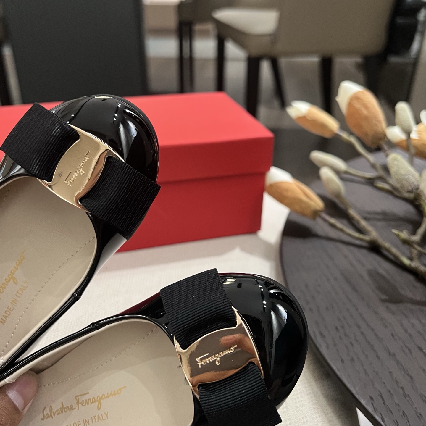 “Feragamo ’53 Girl’s Shoes Drive Volume 330: Best-Selling Entity Store Billboards” - 图片 6