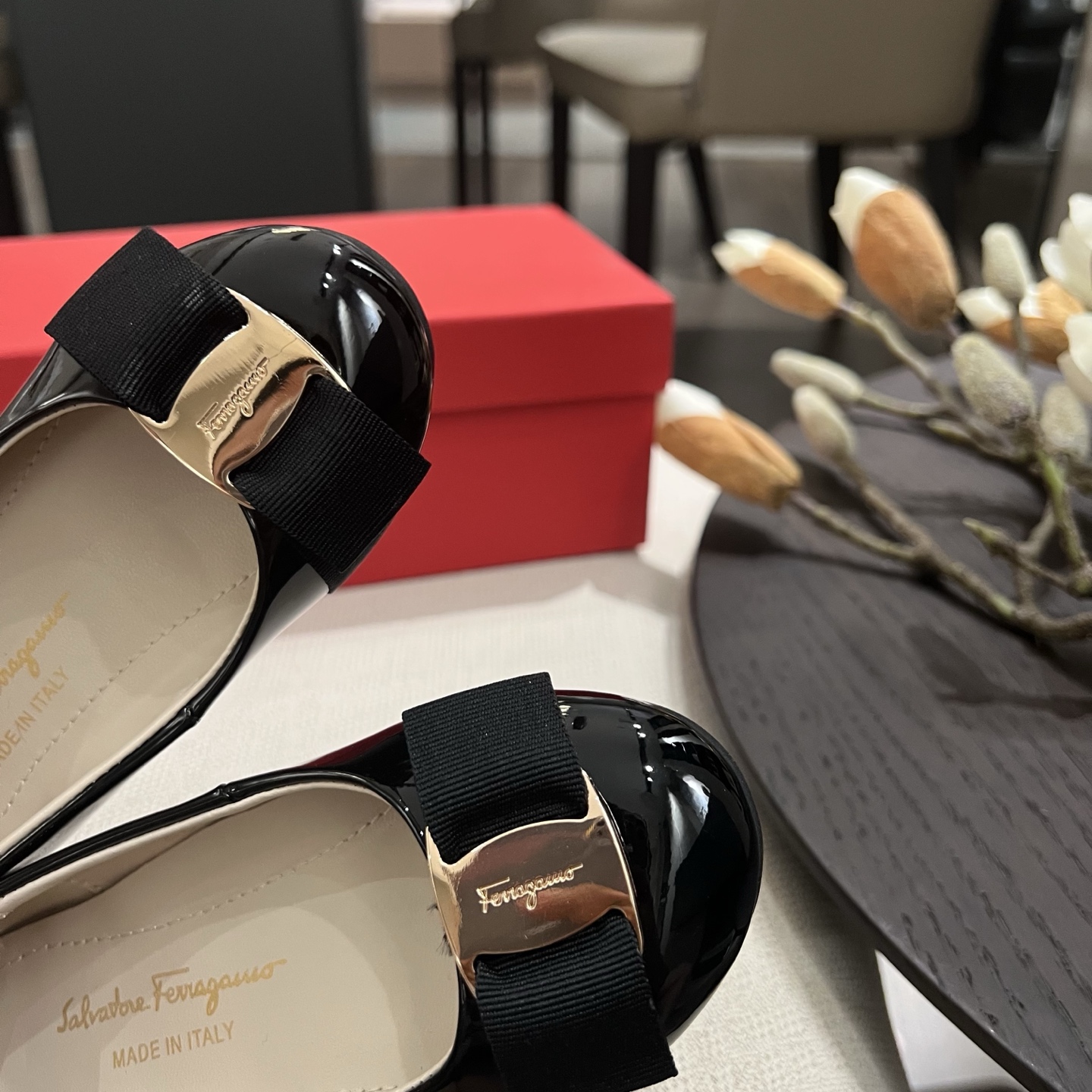 “Feragamo ’53 Girl’s Shoes Drive Volume 330: Best-Selling Entity Store Billboards” - 图片 5