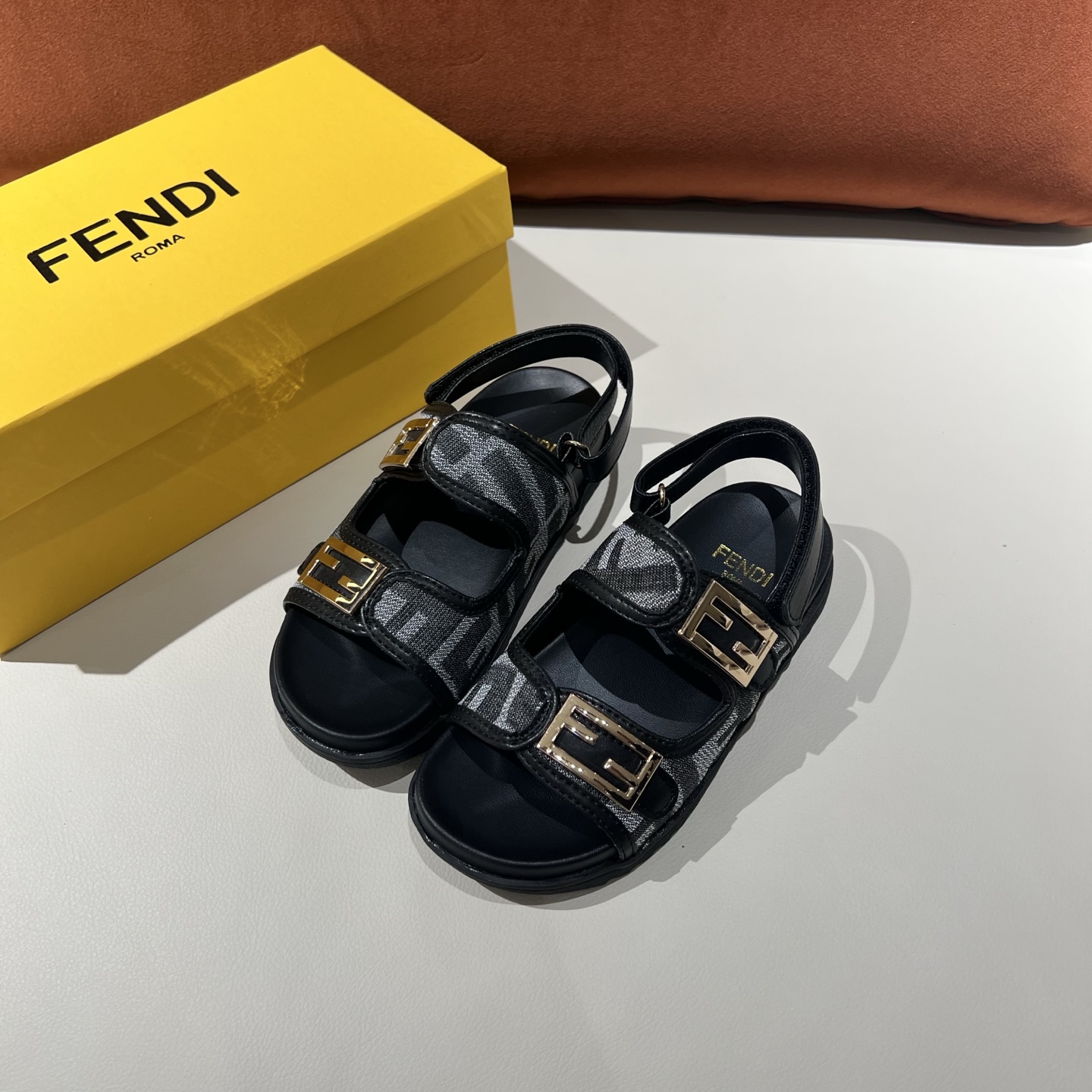 NO:211302,Fend*/Fen Di New Children's Summer Boys Sandals Lafayette Lafayette Double F Presbyterian Broadband Double Sole Shoes are decorated with the same color iconic FF pattern. Specially released simultaneously. Recommended small red hot products. Great~~ Size 26 27 28 29 30 31 32 33 34 35, Slippers, Sandals, Fendi, Sandals, Slippers,19860909Fend*/芬Di 新款儿童夏季男童凉鞋 老佛爷双F老花宽带双底鞋饰以同色系标志性FF图案 专♀同步发售 小红爆款推荐 太好啦~~ 码数26 27 28 29 30 31 32 33 34 35,拖鞋，凉鞋,fendi,sandals,slippers,,Children's