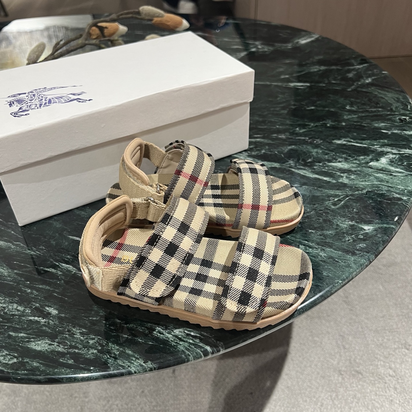 NO:211276,Burberry new sandals are here~~The latest official website new, both boys and girls, must-have for travel on May Day. All plaids are shipped, Pink limited color, super invincible and beautiful, 27 28 29 31 32 33 35, slippers, sandals, burberry, sandals, slippers,19860909Burberry 新款凉鞋到啦~~官网最新款 new 男女童皆 五一出游必备款.格子全部对格 出货 粉色限定色 超级无敌好看  码数27 28 29 31 32 33 35,拖鞋，凉鞋,burberry,sandals,slippers,,Children's