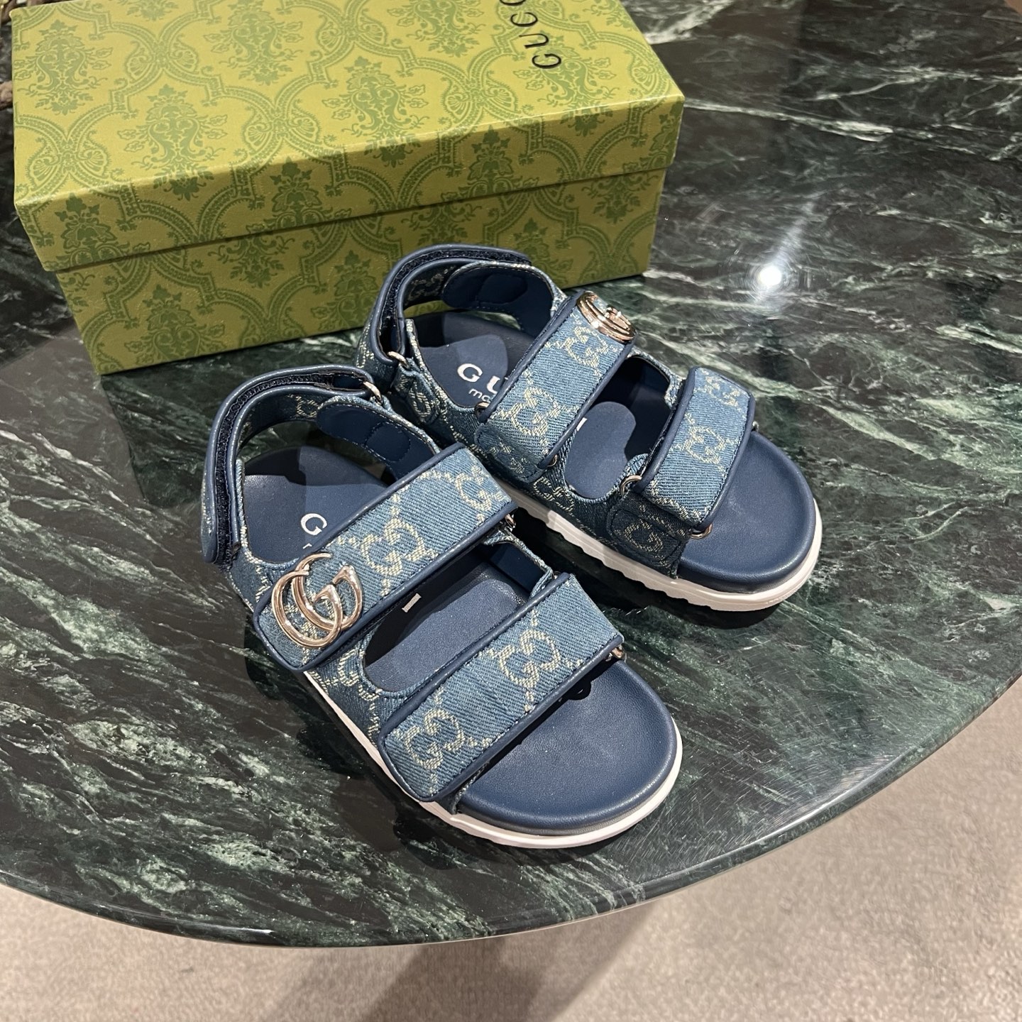 NO:211257,25SS. Latest top version of children's shoes, gucci sandals counter children's shoes, original fabric, imported sheepskin inner lining, double-layer combination comfortable sole, super soft, super comfortable!  It can better care for the baby's feet, not easy to strain and slip sideways!  Count 26 27 28 29 30 31 32 33 34 35.,Slippers,Sandals,Gucci,sandals,slippers,sheepskin,1986090925SS.最新顶级版本童鞋gucci古奇凉鞋专柜童鞋 原版面料,进口羊皮内里,双层组合舒适大底,超软,超舒适！更能呵护好宝宝的脚,不易拉伤,侧滑！ 码数26 27 28 29 30 31 32 33 34 35.,拖鞋，凉鞋,gucci,sandals,slippers,sheepskin,,Children's