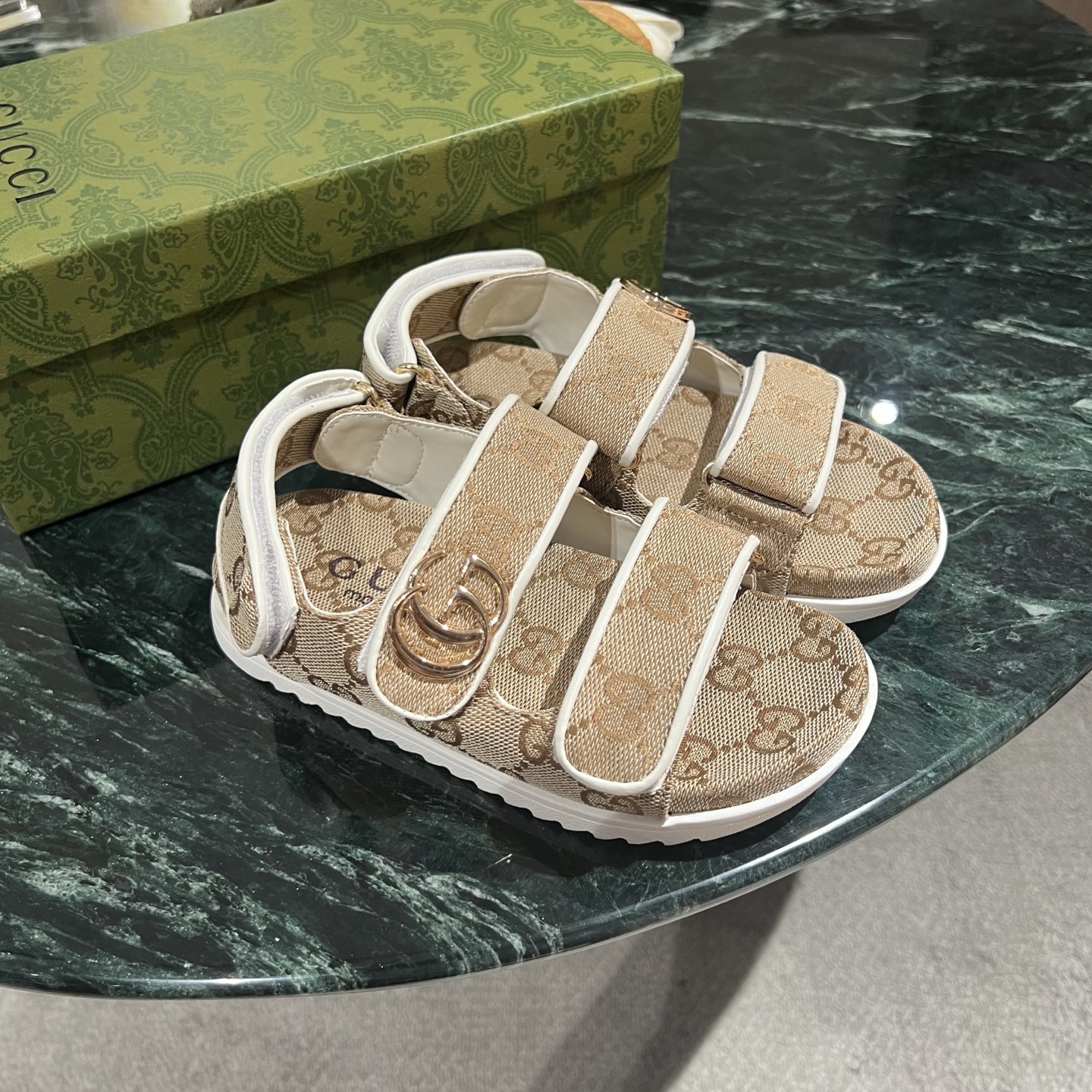 NO:211264,25SS latest top-level version of children's shoes gucci sandals counter children's shoes original fabric, imported sheepskin inner lining, double-layer combination comfortable sole, super soft, super comfortable!  It can better care for the baby's feet, not easy to strain and slip sideways!  Count 26 27 28 29 30 31 32 33 34 35.,Slippers,Sandals,Gucci,sandals,slippers,sheepskin,1986090925SS 最新顶级版本童鞋gucci古奇凉鞋专柜童鞋 原版面料,进口羊皮内里,双层组合舒适大底,超软,超舒适！更能呵护好宝宝的脚,不易拉伤,侧滑！ 码数26 27 28 29 30 31 32 33 34 35.,拖鞋，凉鞋,gucci,sandals,slippers,sheepskin,,Children's