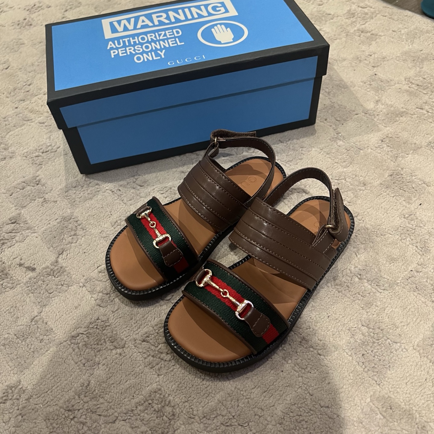 NO:211248,Gucc* 25SS Spring and Summer Boys Sandals European, American and British style. Counters are available simultaneously. Foreign trade singles. Slack and pull. Classic black leather with green, red and green webbing. Original hardware buckle back waist magic buckle. Color black coffee. 4 size 26 27 28 29 30 31 32 33 34 35, slippers, sandals, gucci, sandals, slippers,19860909Gucc* 25SS 春夏男童凉鞋 欧美英伦风格.专柜同步发售.外贸爆单单品.松弛感拉 .经典黑色皮料配绿红绿织带 原产五金扣后腰魔术搭扣. 颜色 黑色 咖啡.4码数26 27 28 29 30 31 32 33 34 35,拖鞋，凉鞋,gucci,sandals,slippers,,Children's