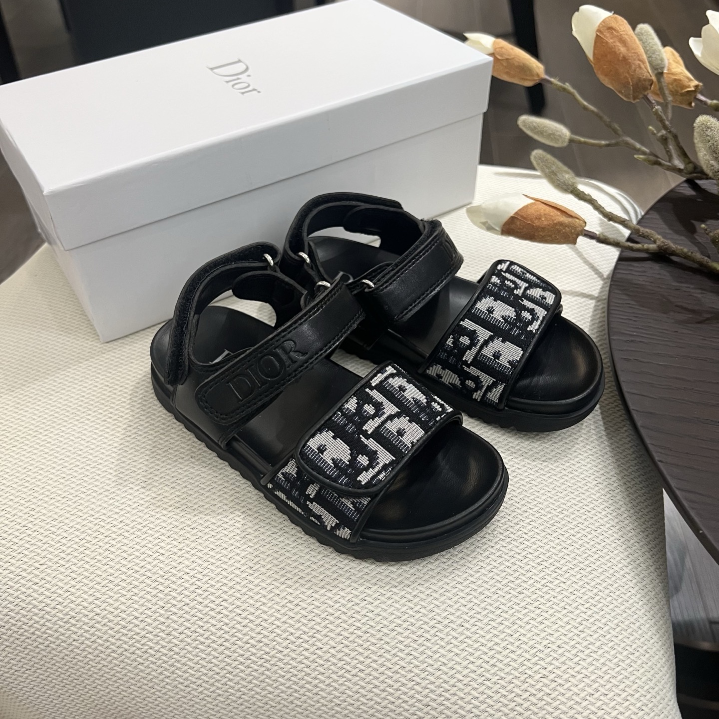 NO:740987,The popular summer style for boys and girls, Velcro sandals, GO original replica, high-end customization, super durable and versatile, very comfortable on the feet, super easy to wear, more fragrant than grandma's style, classic embroidery design, rubber Pu outsole, black pink, code number 26 27 28 29 30 31 32 33 34 35, slippers, sandals, sandals, slippers,19860909夏季爆款男女童同款 魔术贴凉鞋 GO原版复刻 高端定制 超耐看超百搭款 上脚非常舒适 超好穿 比香奶奶款还香 经典刺绣 设计 橡胶Pu大底 黑色 粉色 码数26 27 28 29 30 31 32 33 34 35,拖鞋，凉鞋,sandals,slippers,,Children's