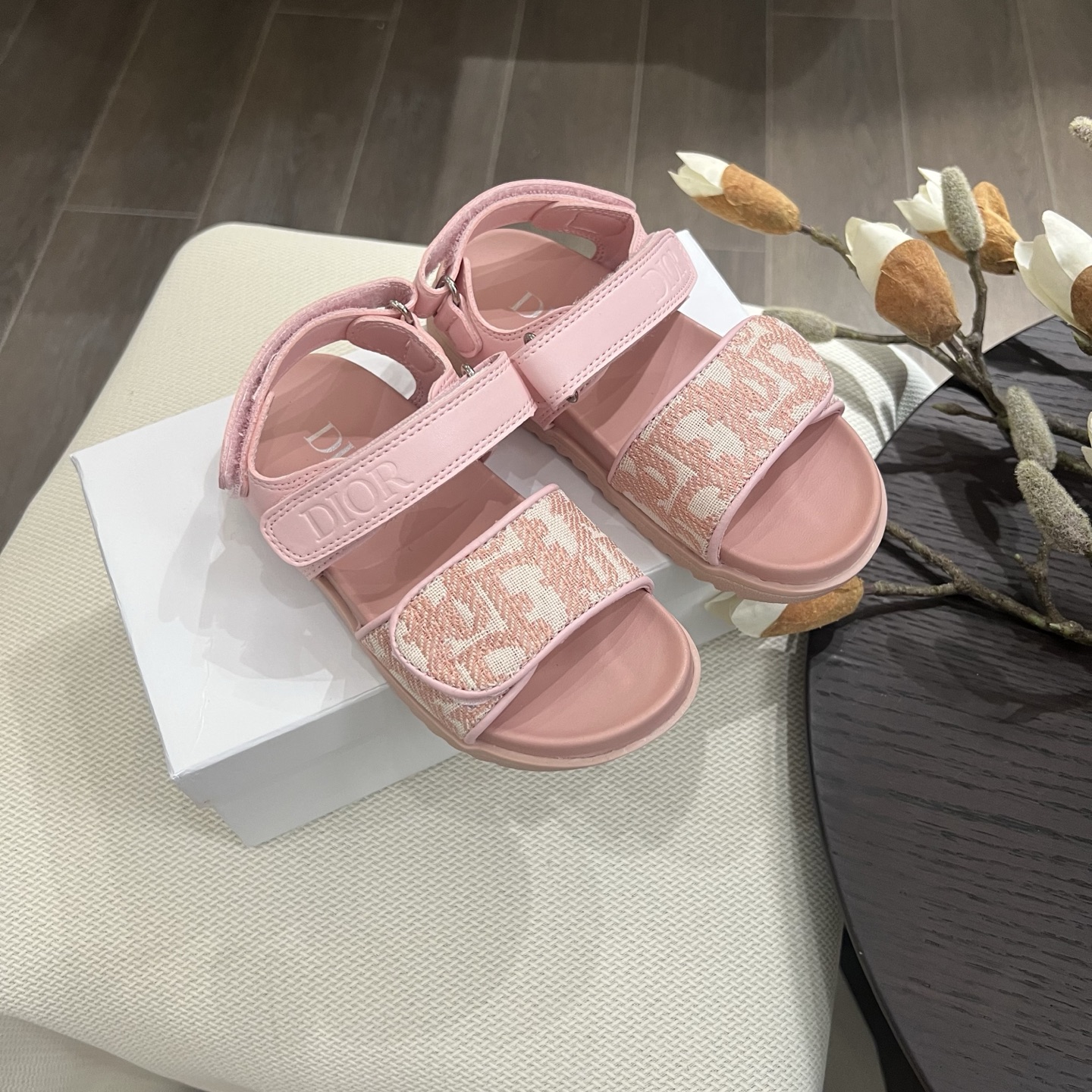 NO:211269,Diorbady 2025 summer hot model for boys and girls Velcro sandals GO original replica High-end customization Super durable and super versatile style Very comfortable to wear Super easy to wear More fragrant than fragrant grandma style Classic embroidery Design Rubber Pu outsole Black Pink Number of 26 27 28 29 30 31 32 33 34 35, slippers, sandals, dior, sandals, slippers,19860909Diorbady 2025 夏季爆款男女童同款 魔术贴凉鞋 GO原版复刻 高端定制 超耐看超百搭款 上脚非常舒适 超好穿 比香奶奶款还香 经典刺绣 设计 橡胶Pu大底 黑色 粉色 码数26 27 28 29 30 31 32 33 34 35,拖鞋，凉鞋,dior,sandals,slippers,,Children's