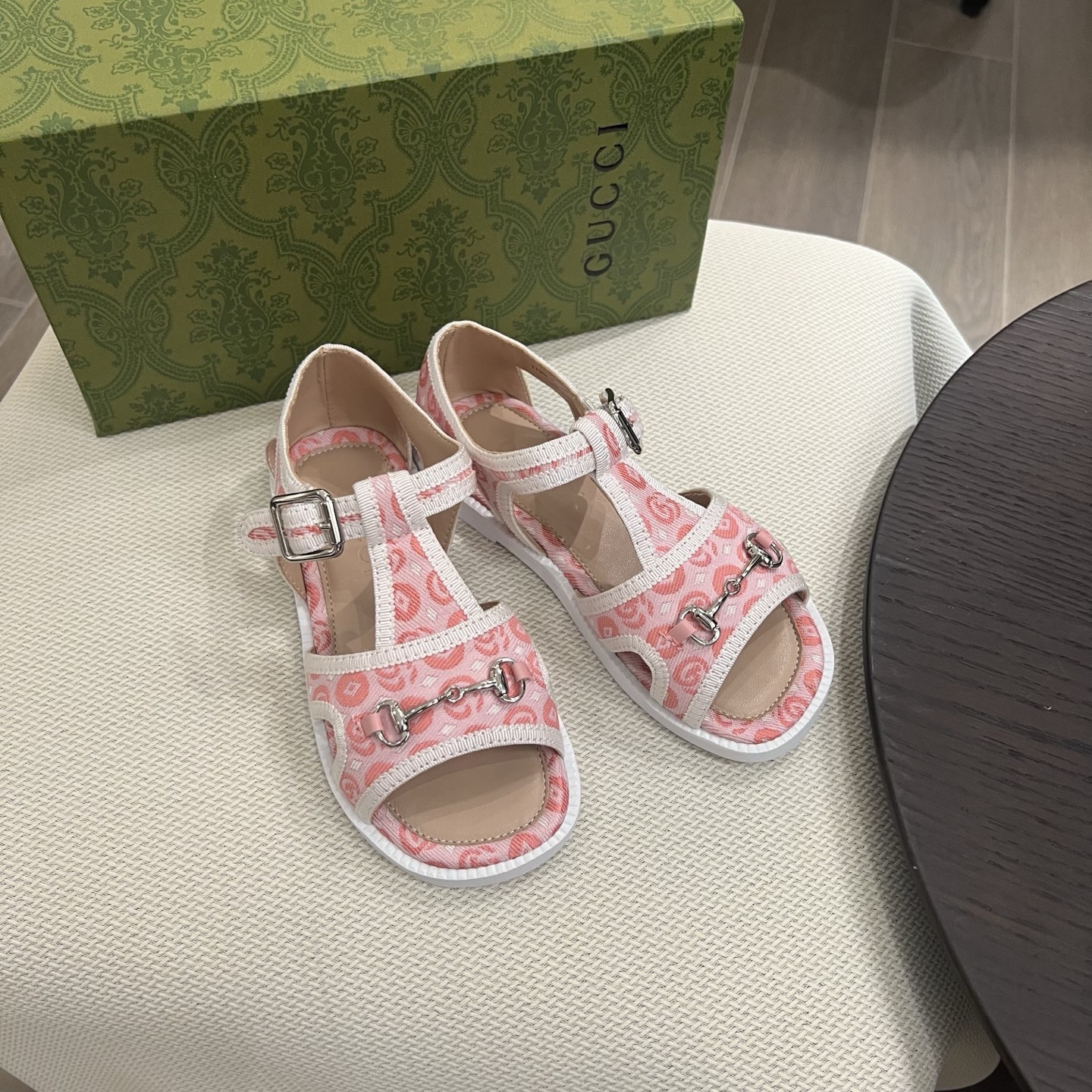 NO:211317,Gucc* children's sandals are essential for summer. Spring and summer series is here. A must-have for every year. It is suitable for both men and girls. Neutral sandals. The shoes of this season are really cute. They use exclusive molded outsoles, with classic double G fabrics, classic hardware buckles, on-site sale. Size 26-35, slippers, sandals, gucci, sandals, slippers,19860909夏天必备Gucc*儿童凉鞋. 春夏系列来啦 每年都必入单款 男女孩都合适 中性凉鞋 这季的鞋子真的太可爱了 采用独家开模大底 配经典双G布 经典五金扣 现货发售 码数26-35,拖鞋，凉鞋,gucci,sandals,slippers,,Children's