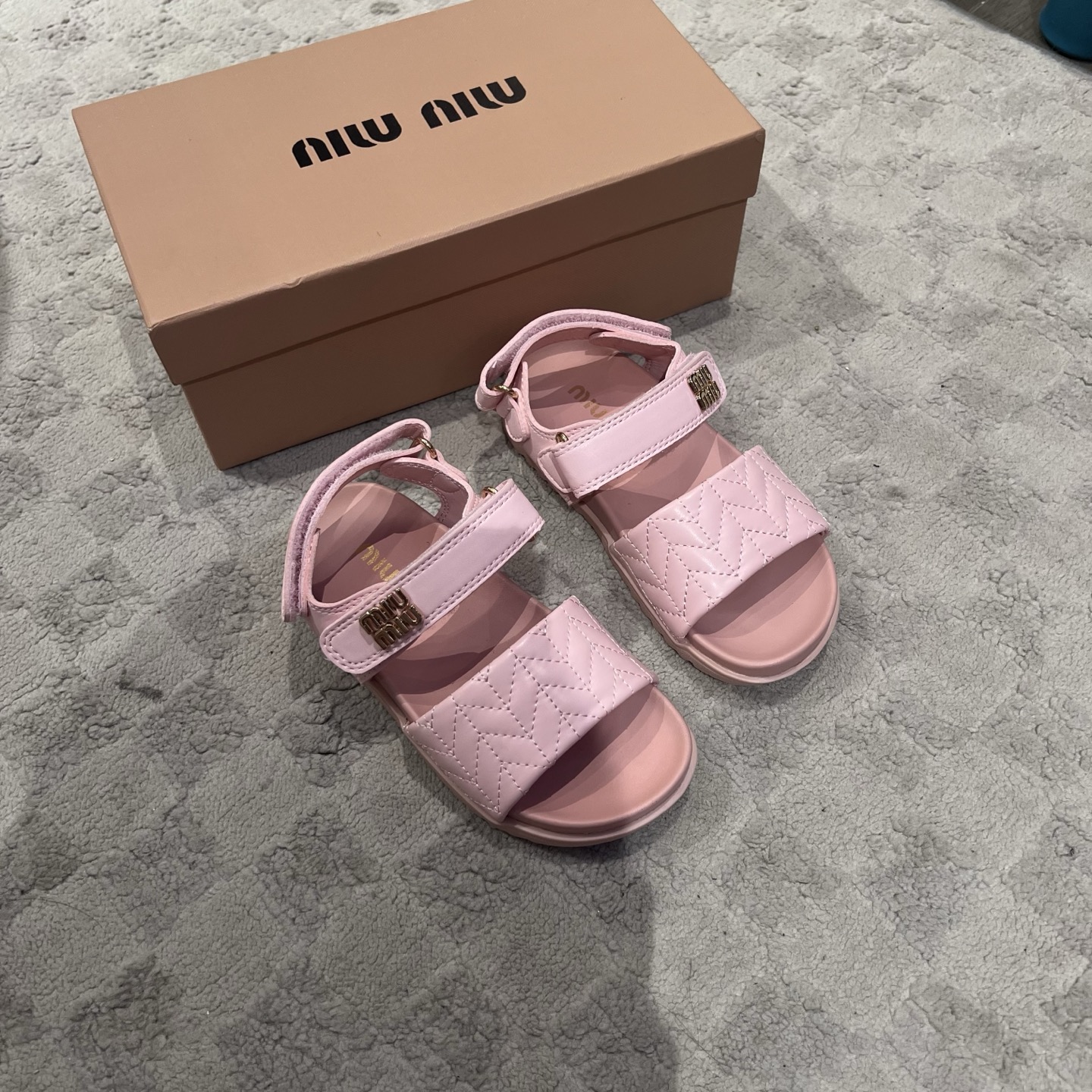 NO:211299,MiuMiu*2025ss MiuMiu Spring and Summer New Flat Sandals Zp Development Double Diamond Patterns are available directly on stock. Children can make parent-child shoes with adults.miumiu is so Jane Eyre, double-formed outsole diamond pair development Size 26 27 28 29 30 31 32 33 34 35, slippers, sandals, miumiu, sandals, slippers,19860909MiuMiu*2025ss缪缪春夏新款平底凉鞋 Zp开发 对版菱格纹 直接现货发售 小朋友可以跟大人做亲子鞋了.miumiu 太简爱了 双成大底 菱格对版开发  码数26 27 28 29 30 31 32 33 34 35,拖鞋，凉鞋,miumiu,sandals,slippers,,Children's