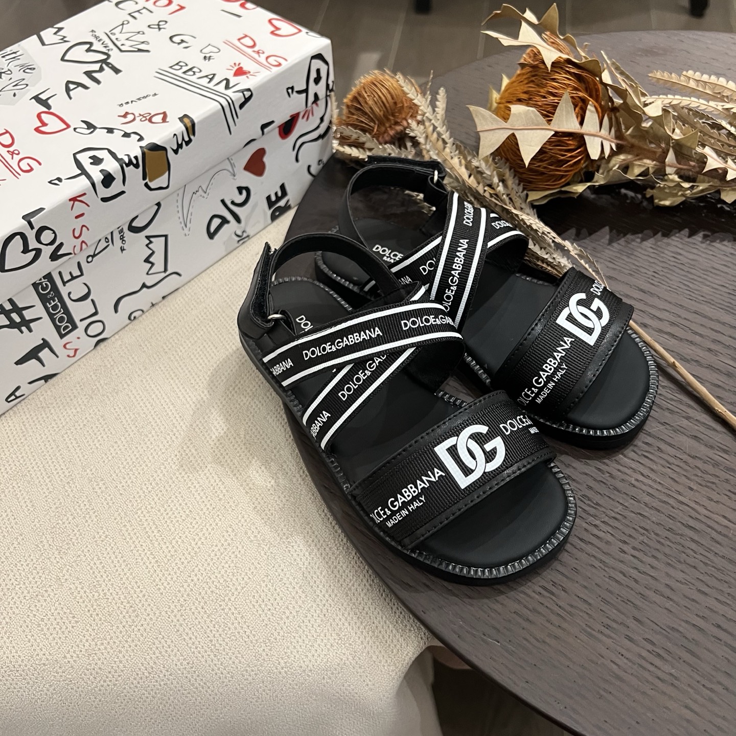 NO:211310,Spot DG men and girls sandals are shipped. So handsome. New upper and webbing splicing. Velcro design. Webbing letter roll print splicing contrast color. Original exclusive rubber non-slip sole. Black and white. Spot sale. Size 26-35. Slippers, sandals, Dolce & Gabbana, sandals, slippers,19860909现货 DG 男女童凉鞋出货了 太帅了 新款鞋面采与织带拼接 魔术贴设计  织带字母卷印拼接撞色 原版独家橡胶防滑鞋底. 黑色 白色 现货发售 码数26-35,拖鞋，凉鞋,Dolce&Gabbana,sandals,slippers,,Children's