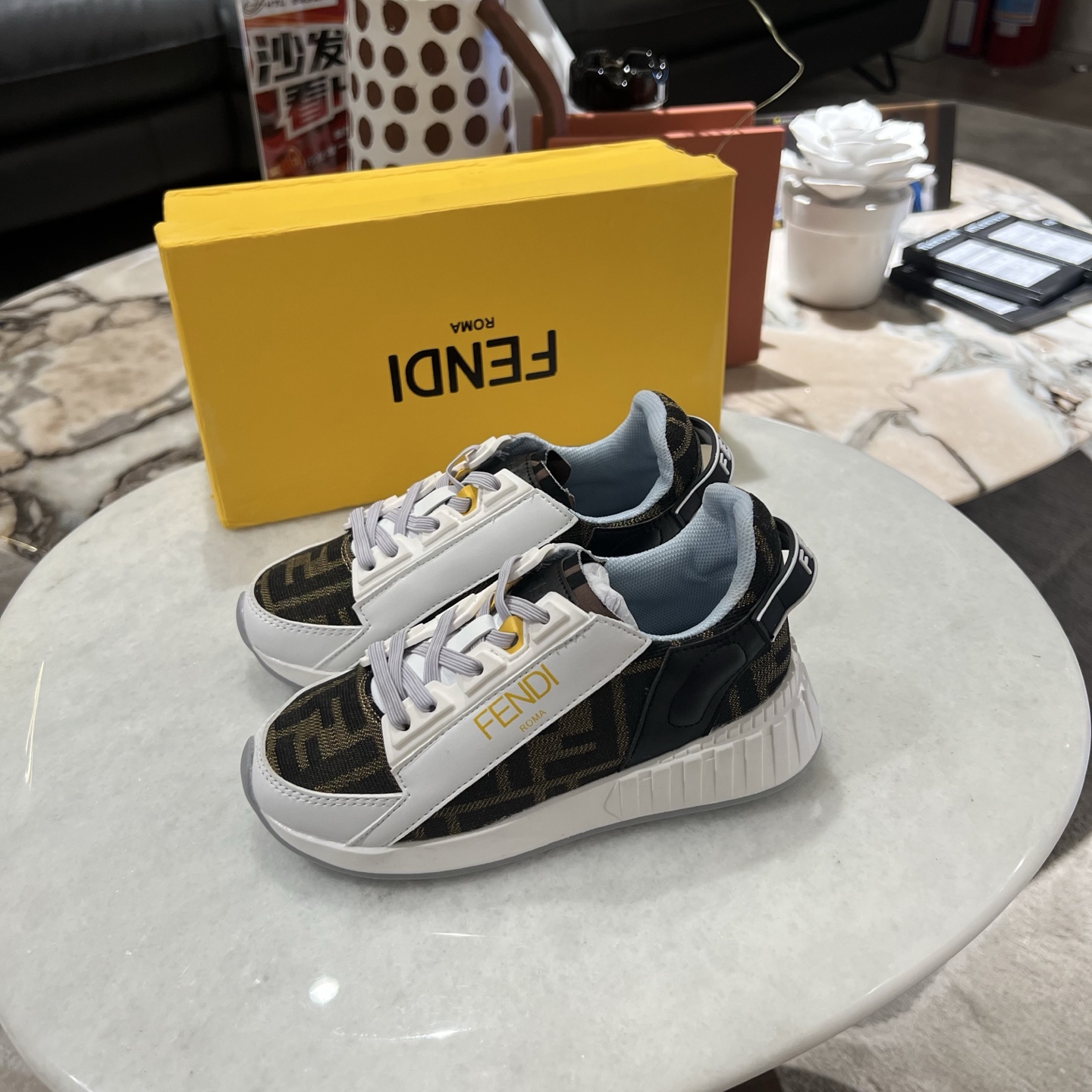 NO:211958,FEND* Kids mesh sneakers are shipped. I love this design very much. It is comfortable and high-end. The retro style is decorated by this kid again. GW synchronized. Foreign trade hot series. Versatile and handsome. Three colors. Number of 27 28 29 30 31 32 33 34 35, Fendi, fendi, fendi, sneakers,19860909FEND* Kids 网眼运动鞋出货了 超爱这种设计 舒适又不失高档 复古风格又被这个小子装到了 GW同步 外贸爆款系列 百搭超帅 三色 码数27 28 29 30 31 32 33 34 35,芬迪,fendi,fendi,sneakers,,Children's