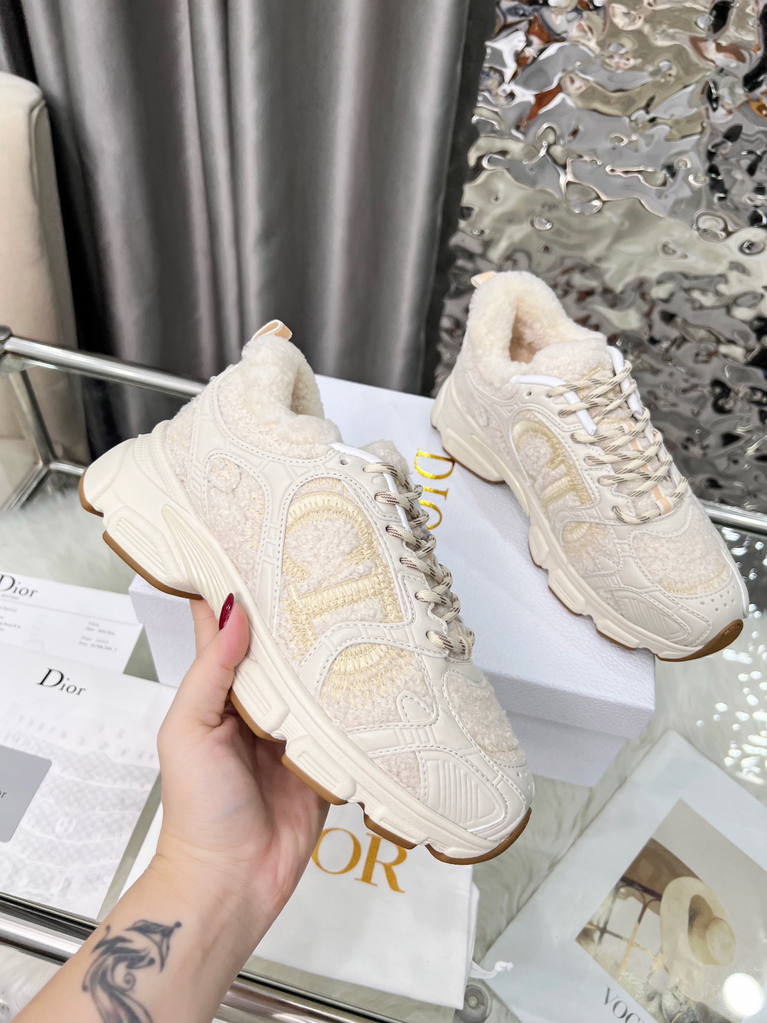 NO:555515,[Dior Dior] Women's size 36-41 (35.42 customized) Dior Dior Chrono sneakers are new in the 2025 autumn ready-to-wear series, reinterpreting running shoes in Dior's haute couture style. Silver and gray mesh fabric with leather effect panels, CD logo on both sides, star patch on the tongue and Dior on the heel  Logo, many details highlight the style. Used two-color laces, Australian wool lining, lightweight soles with star decoration, winter fashion and versatile style, dior, dior, sneakers19860909【 Dior迪奥】女款 码数36-41(35.42定做) 迪奥Dior Chrono 运动鞋2025秋季成衣系列新品,以 Dior 的高订风格重新演绎跑步鞋.银色和灰色网眼织物搭配皮革效果镶片,两侧的 CD 标志、鞋舌上的星星补丁和鞋跟的 Dior 标志,诸多细节彰显格调.采用双色鞋带,澳洲羊毛里,轻盈鞋底搭配星星装饰,冬季时尚百搭款,,dior,dior,sneakers,Men's shoes
