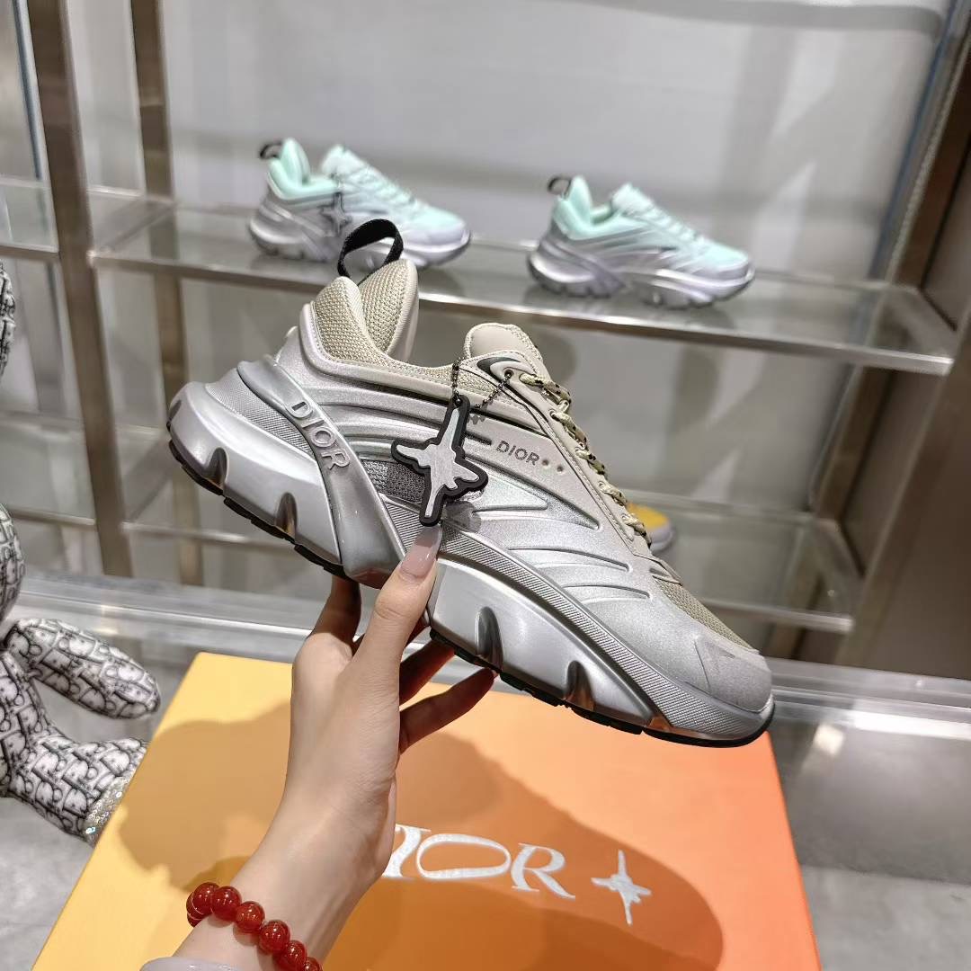 NO:352224,Real price Dior B44's latest Dad Sports Shoes is a new product in autumn, rich in classic series with a fashionable and retro style. It is carefully crafted and can be matched with casual style throughout the year. The Dior logo on the tongue of the Dad Shoes style shoe is also indicated that this pair of shoes is made of delicate textured leather and mesh fabric materials to splice into the shoe body. There are conspicuous letter CDs on both sides of the shoe body to indicate identity, and the shoe body outlines the details, making the shoe look less monotonous and retro three-dimensional!  Exquisite packaging for delivery counter, original custom leather fabric, imported breathable net, sole open mold and anti-slip sole Size: 38-46,,dior,dior,sneakers,cowhide19860909实价 Dior迪奥B44最新款老爹运动鞋是秋季新品,以时髦复古风格丰富经典系列.精心制作,可全年与休闲造型搭配 顺应复古市场的趋势的 Dad Shoes风格鞋款鞋舌上的Dior标志 也注明了这双鞋是运用了质感细腻的皮革和网眼布面材质拼接成鞋身,鞋身两侧有显眼的字母CD 表明身份,鞋身多处线条勾勒细节 让鞋子看起来不那么单调、复古立体感十足！配送专柜精美包装 面料原版定制牛皮 内里进口透气网里 鞋底开模防滑大底 Size:38-46,,dior,dior,sneakers,cowhide,Men's shoes