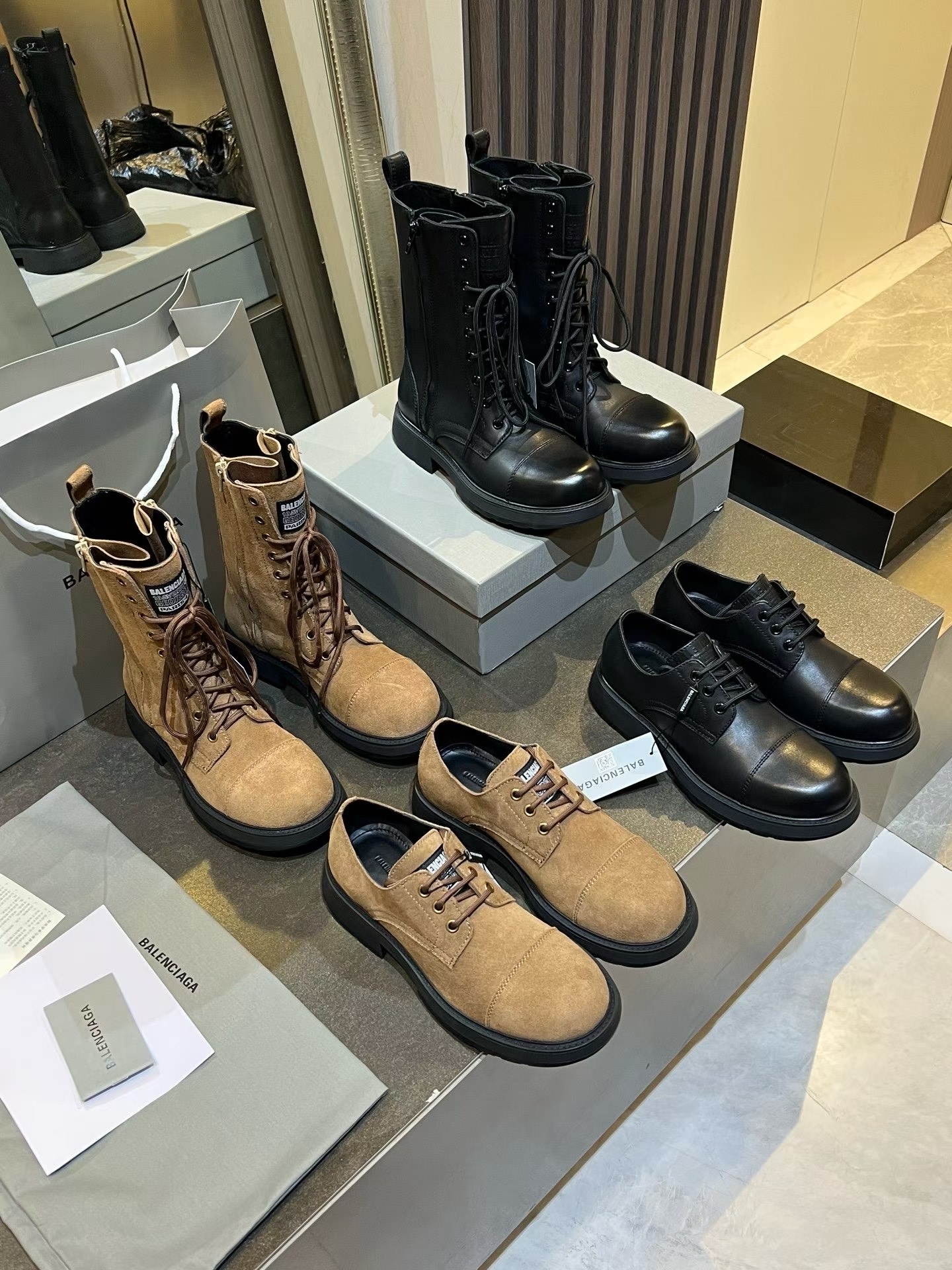 NO:533141,Balenciaga 25FW new early autumn derby boots!  This year's popular light luxury old money style is paired with a pair of shoelace-free unique design!  It comes with cool filters, neat boot shape + side rivet design, perfect combination of toughness and fashion, and instantly British style!  The boot is just right in height, and the leg shape is very convenient to open and close, and the hidden functional feeling!  A kick full of design feel has become a highlight of the whole body!  Fabric head layer imported calfskin inner lining cowhide sole rubber combination sole bottom thickness 3.5cm Size: 35-45,,balenciaga,boots,cowhide19860909实价Balenciaga 25FW新款早秋德比鞋短靴！ 今年火爆的轻奢老钱风格搭配一双无鞋带独特设计！自带酷飒滤镜、利落靴型+侧边铆钉设计、把硬朗与时髦完美融合、瞬间英伦风上身！靴筒高度恰到好处、修饰腿型一绝拉链开合方便又暗藏机能感！设计感满满的一脚蹬成为全身的一大亮点！ 面料头层进口小牛皮 内里牛皮内里 鞋底橡胶组合大底 底厚3.5cm Size:35-45,,balenciaga,boots,cowhide,Men's shoes